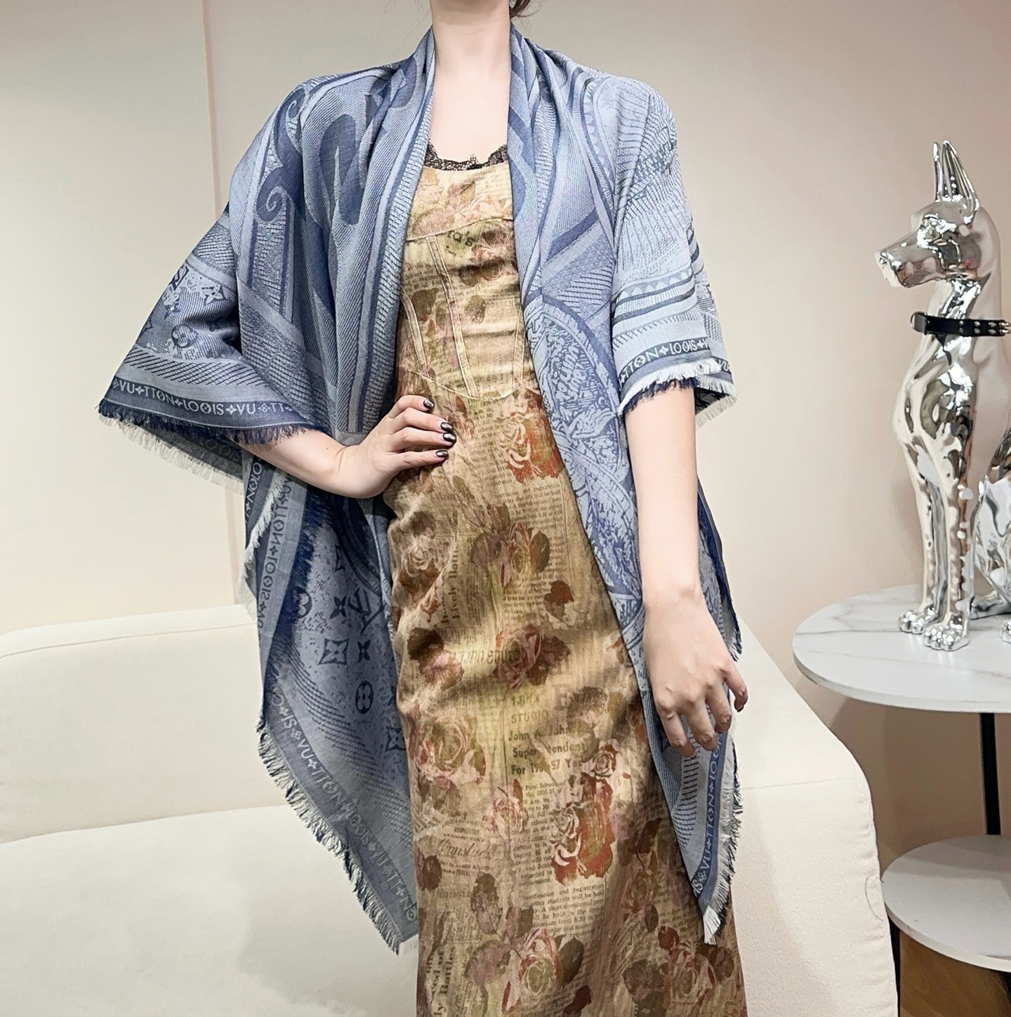 NO:727960,The quality of royal LV Louis Vuitton's best hard goods is so good that I can't sleep normally for several nights [crying] You can pk the best quality Malles Merveilleuses counters. The sheep wool shawl is inspired by the brand advertising posters of the past. It uses the chambray texture background to set off the retro jacquard pattern, giving the classic design a modern flavor and can light up the corner of the eye for various occasions. 140 x 140 cm (excluding tassels),  Sheep wool high version scarf,high version scarf,louis vuitton,louis vuitton,shawls19860909皇室LV路易威登极品硬货品质好到几宿都不能正常入眠[流泪]可以pk专柜的最极品的品质 Malles Merveilleuses 绵羊毛披肩向昔日品牌广告海报采撷灵感,以青年布质感背景烘托复古提花图案,令经典设计焕发摩登意趣,可为各式场合点亮瞩目一隅. 140 x140厘米（不含流苏）, 绵羊毛高版本围巾,高版本围巾,louis vuitton,louis vuitton,shawls,scarf