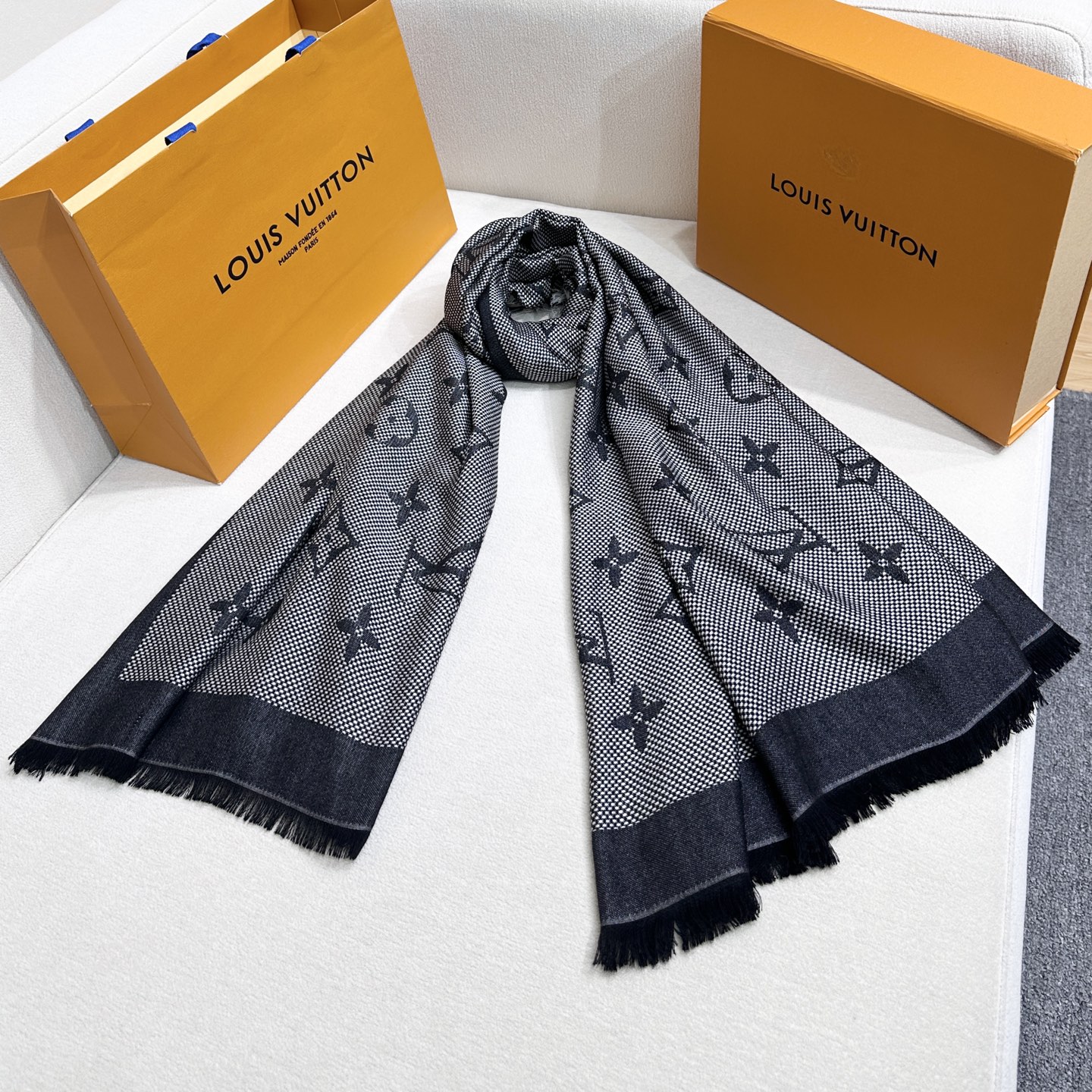 𝐋𝐨𝐮𝐢𝐬 𝐕𝐮𝐢𝐭𝐭𝐨𝐧 25高订版 编号:M73677Neo Natté Monogram 披肩为芦