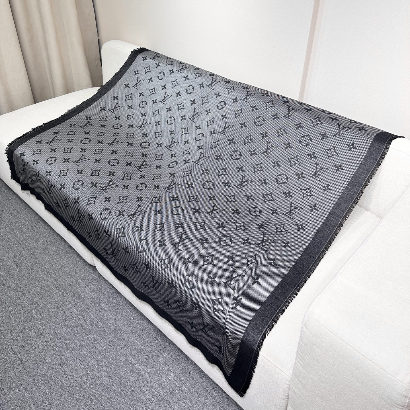 𝐋𝐨𝐮𝐢𝐬 𝐕𝐮𝐢𝐭𝐭𝐨𝐧 25高订版 编号:M73677Neo Natté Monogram 披肩为芦