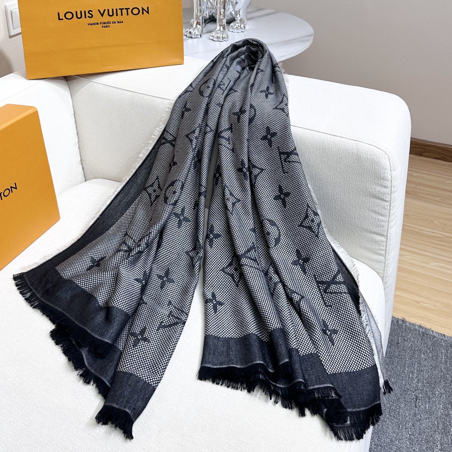 𝐋𝐨𝐮𝐢𝐬 𝐕𝐮𝐢𝐭𝐭𝐨𝐧 25高订版 编号:M73677Neo Natté Monogram 披肩为芦