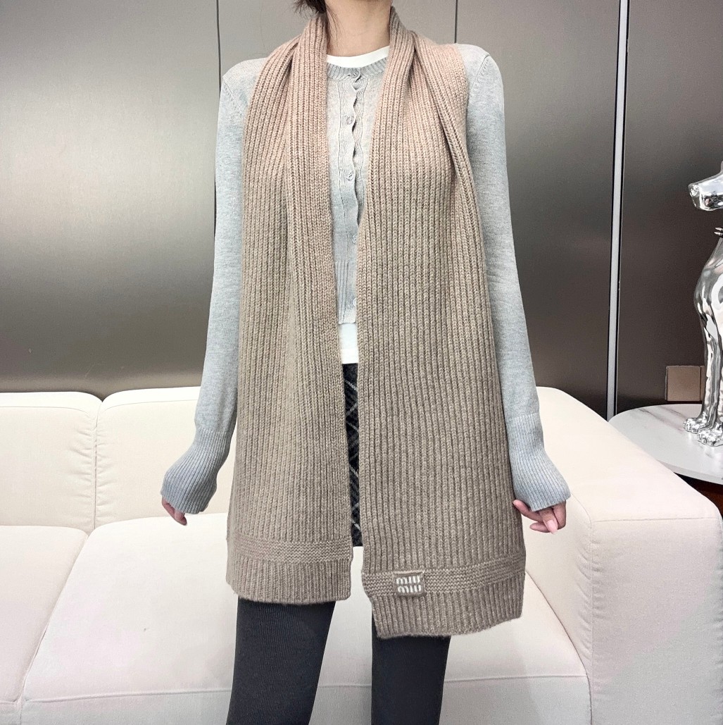miumiu男女同款 又保暖又有质感的羊绒围巾，温暖一整个冬天，毛茸茸的好温暖，秋冬氛围感拉满，高级又好
