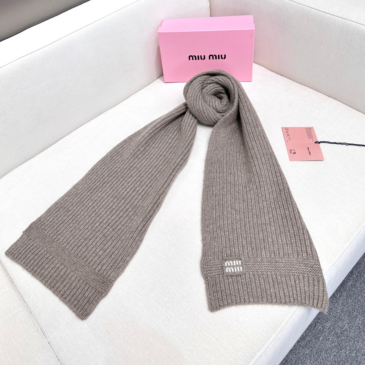 miumiu男女同款 又保暖又有质感的羊绒围巾，温暖一整个冬天，毛茸茸的好温暖，秋冬氛围感拉满，高级又好