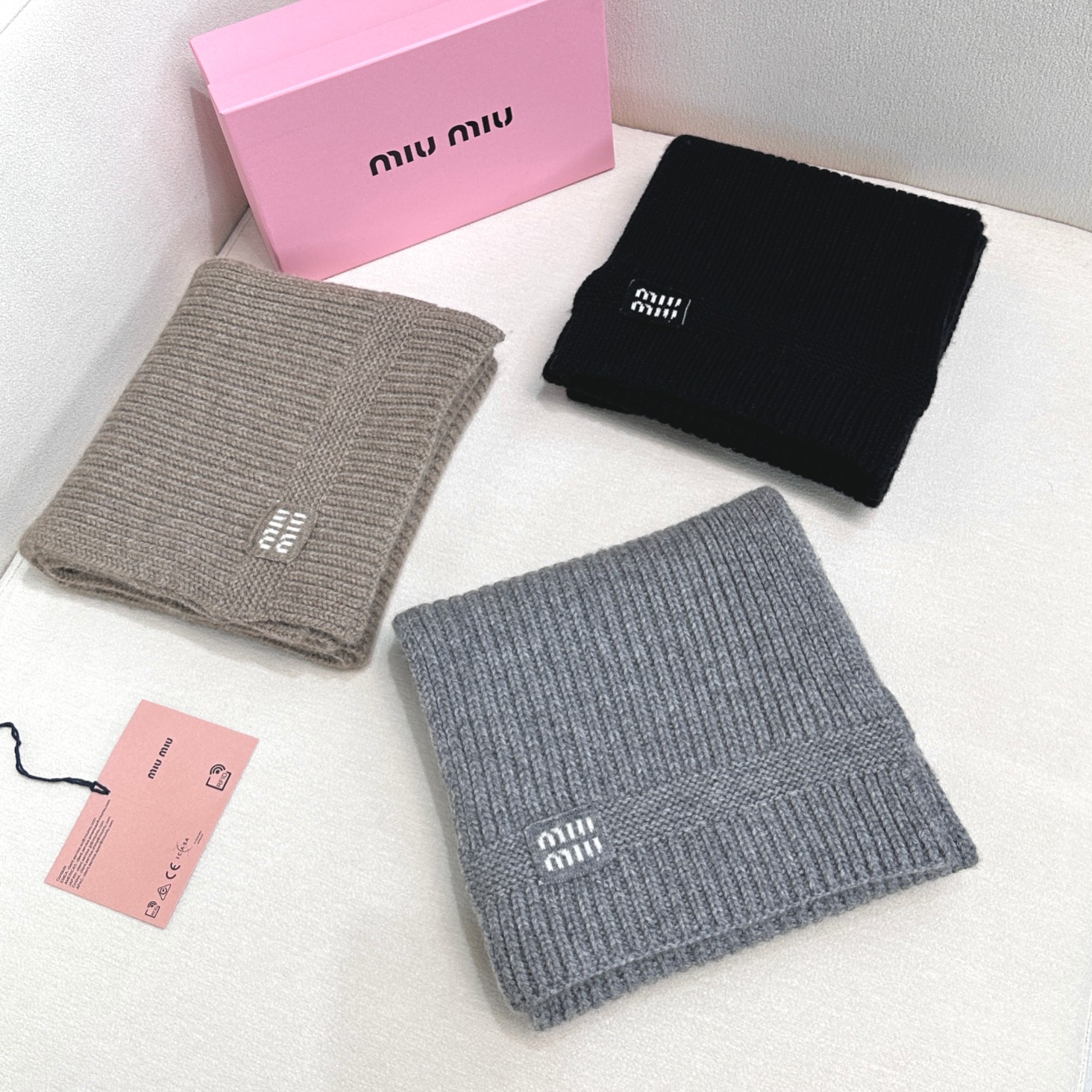 miumiu男女同款 又保暖又有质感的羊绒围巾，温暖一整个冬天，毛茸茸的好温暖，秋冬氛围感拉满，高级又好