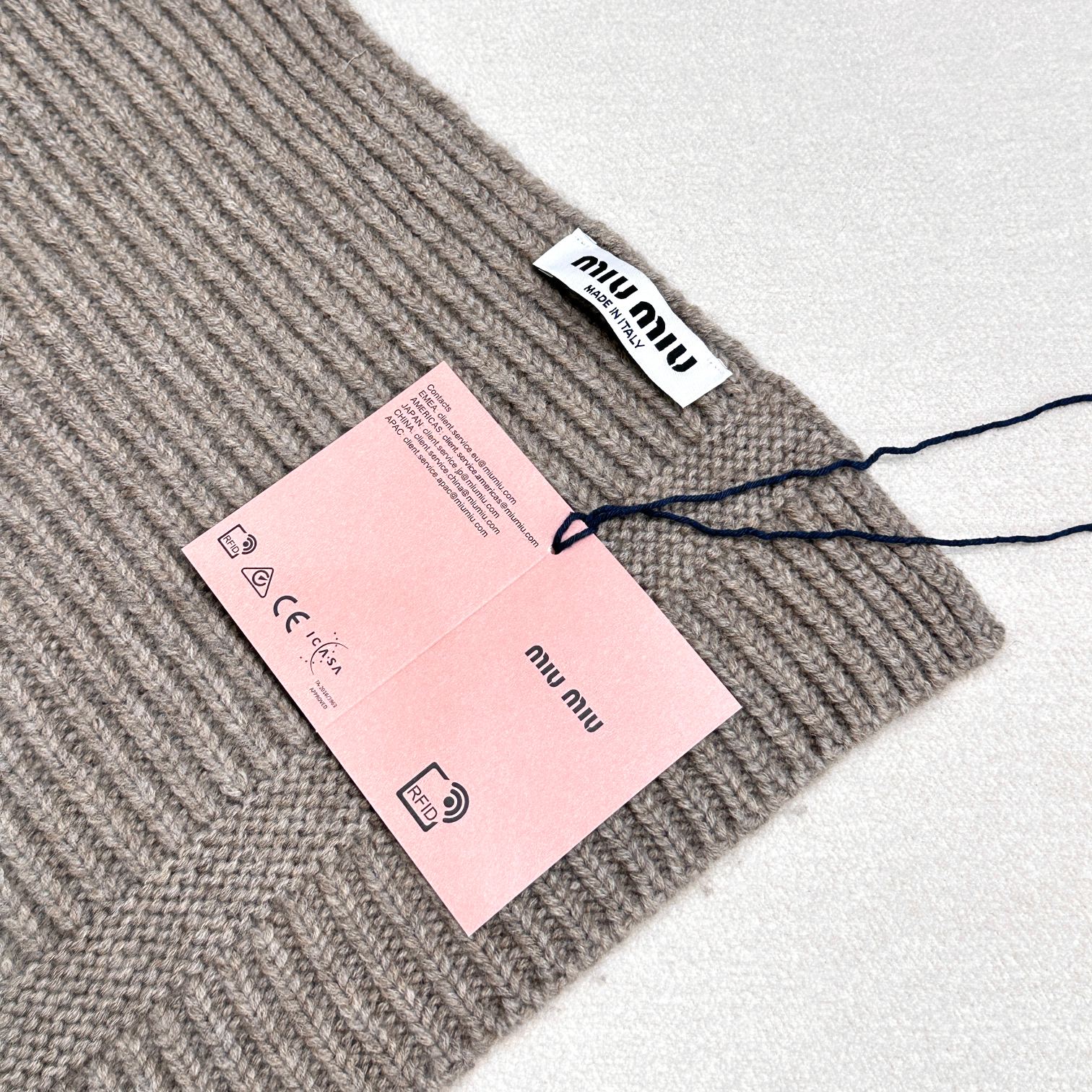 miumiu男女同款 又保暖又有质感的羊绒围巾，温暖一整个冬天，毛茸茸的好温暖，秋冬氛围感拉满，高级又好