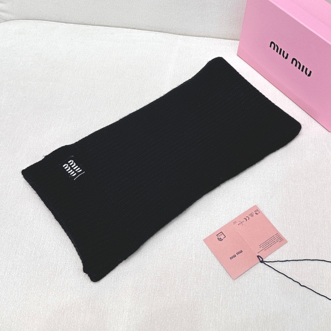 miumiu男女同款 又保暖又有质感的羊绒围巾，温暖一整个冬天，毛茸茸的好温暖，秋冬氛围感拉满，高级又好