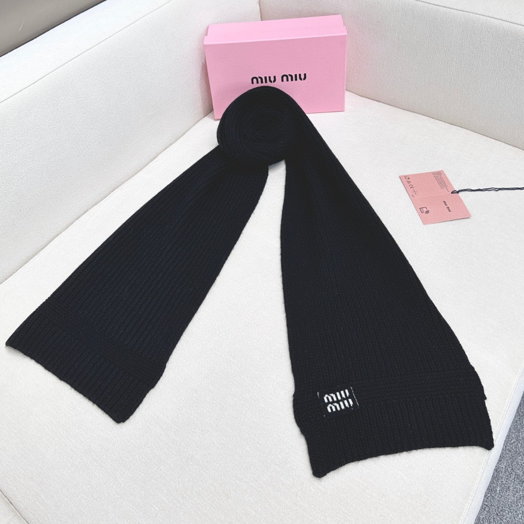 miumiu男女同款 又保暖又有质感的羊绒围巾，温暖一整个冬天，毛茸茸的好温暖，秋冬氛围感拉满，高级又好