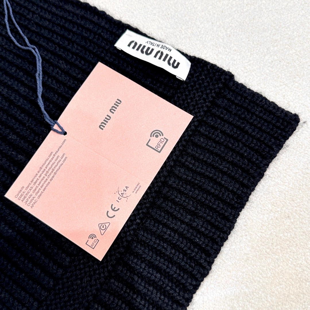 miumiu男女同款 又保暖又有质感的羊绒围巾，温暖一整个冬天，毛茸茸的好温暖，秋冬氛围感拉满，高级又好