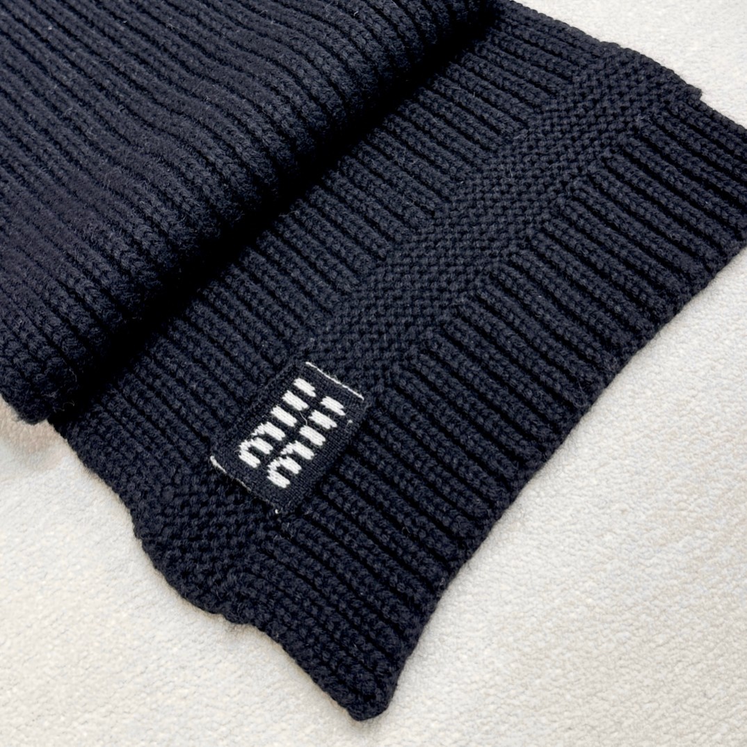 miumiu男女同款 又保暖又有质感的羊绒围巾，温暖一整个冬天，毛茸茸的好温暖，秋冬氛围感拉满，高级又好