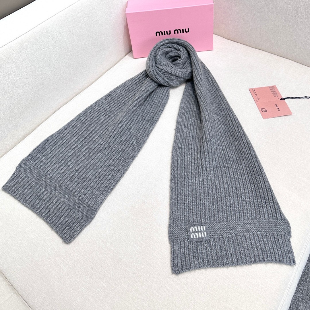 miumiu男女同款 又保暖又有质感的羊绒围巾，温暖一整个冬天，毛茸茸的好温暖，秋冬氛围感拉满，高级又好