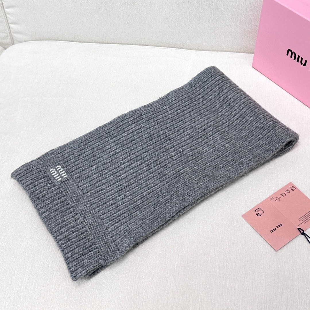 miumiu男女同款 又保暖又有质感的羊绒围巾，温暖一整个冬天，毛茸茸的好温暖，秋冬氛围感拉满，高级又好