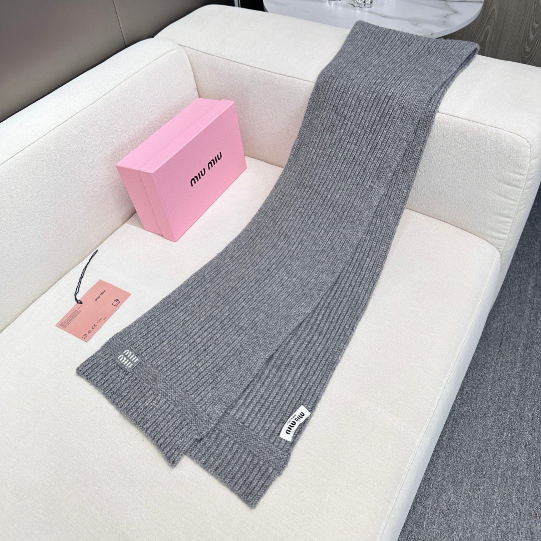 miumiu男女同款 又保暖又有质感的羊绒围巾，温暖一整个冬天，毛茸茸的好温暖，秋冬氛围感拉满，高级又好