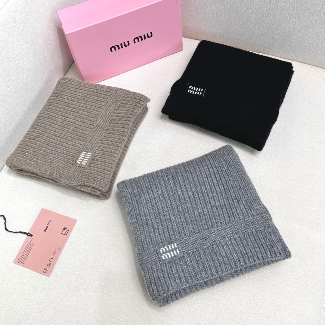 miumiu男女同款 又保暖又有质感的羊绒围巾，温暖一整个冬天，毛茸茸的好温暖，秋冬氛围感拉满，高级又好