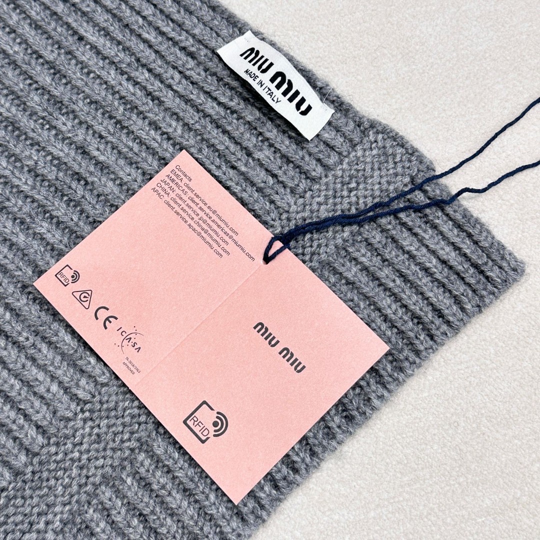 miumiu男女同款 又保暖又有质感的羊绒围巾，温暖一整个冬天，毛茸茸的好温暖，秋冬氛围感拉满，高级又好