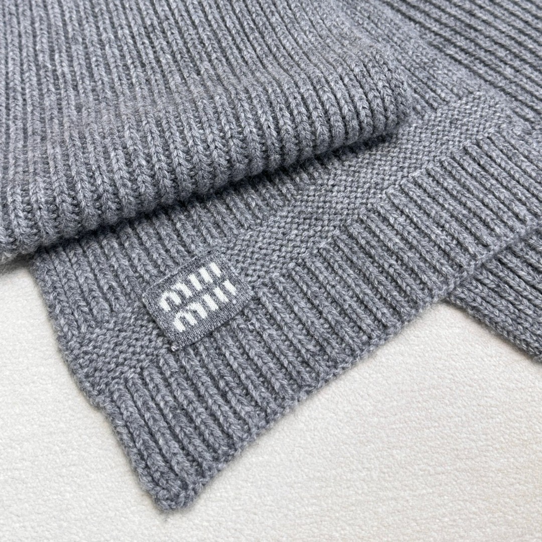 miumiu男女同款 又保暖又有质感的羊绒围巾，温暖一整个冬天，毛茸茸的好温暖，秋冬氛围感拉满，高级又好