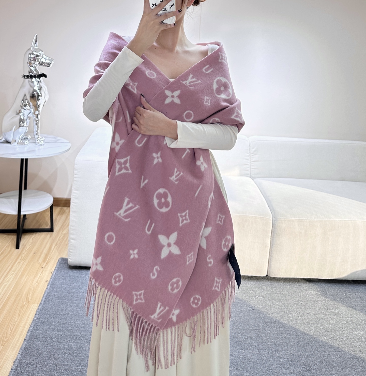 Reykjavik 2.0 围巾为柔软山羊绒标注 Monogram 花卉和 LV 字母，其间点缀品牌名称