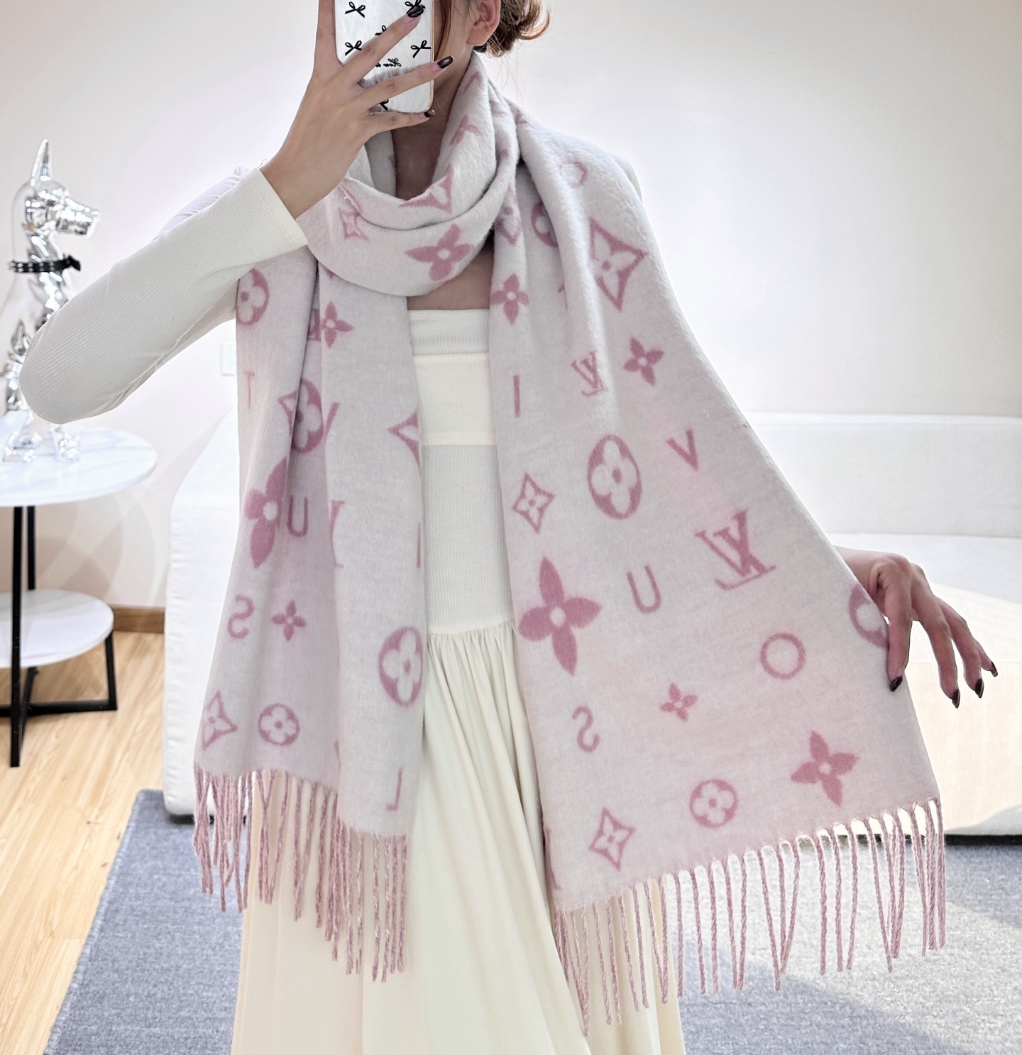 Reykjavik 2.0 围巾为柔软山羊绒标注 Monogram 花卉和 LV 字母，其间点缀品牌名称