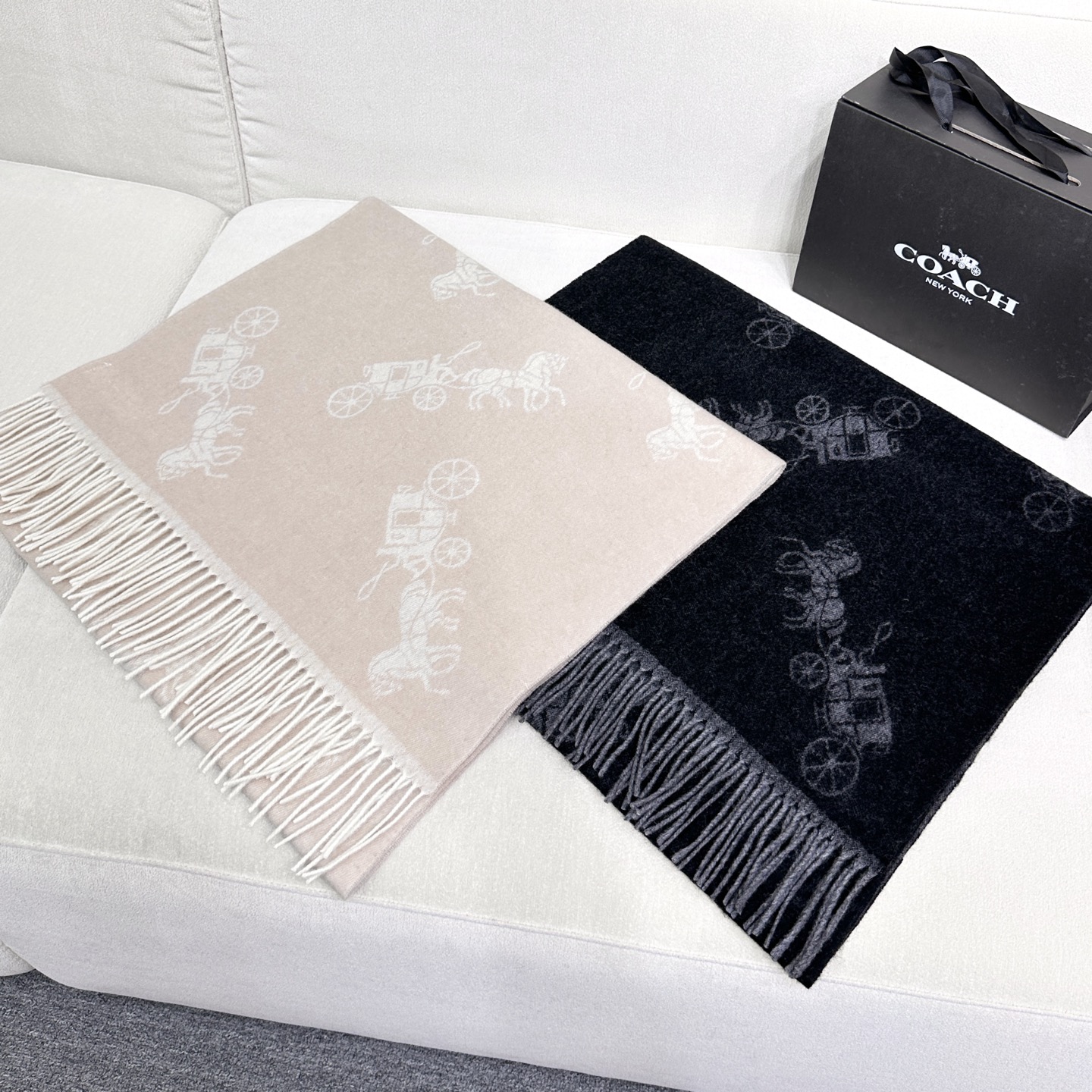 Coach经典C logo两色披肩也太好看了吧！不仅有颜值还有品质，97%羊毛+3%羊绒，手感超级软糯和