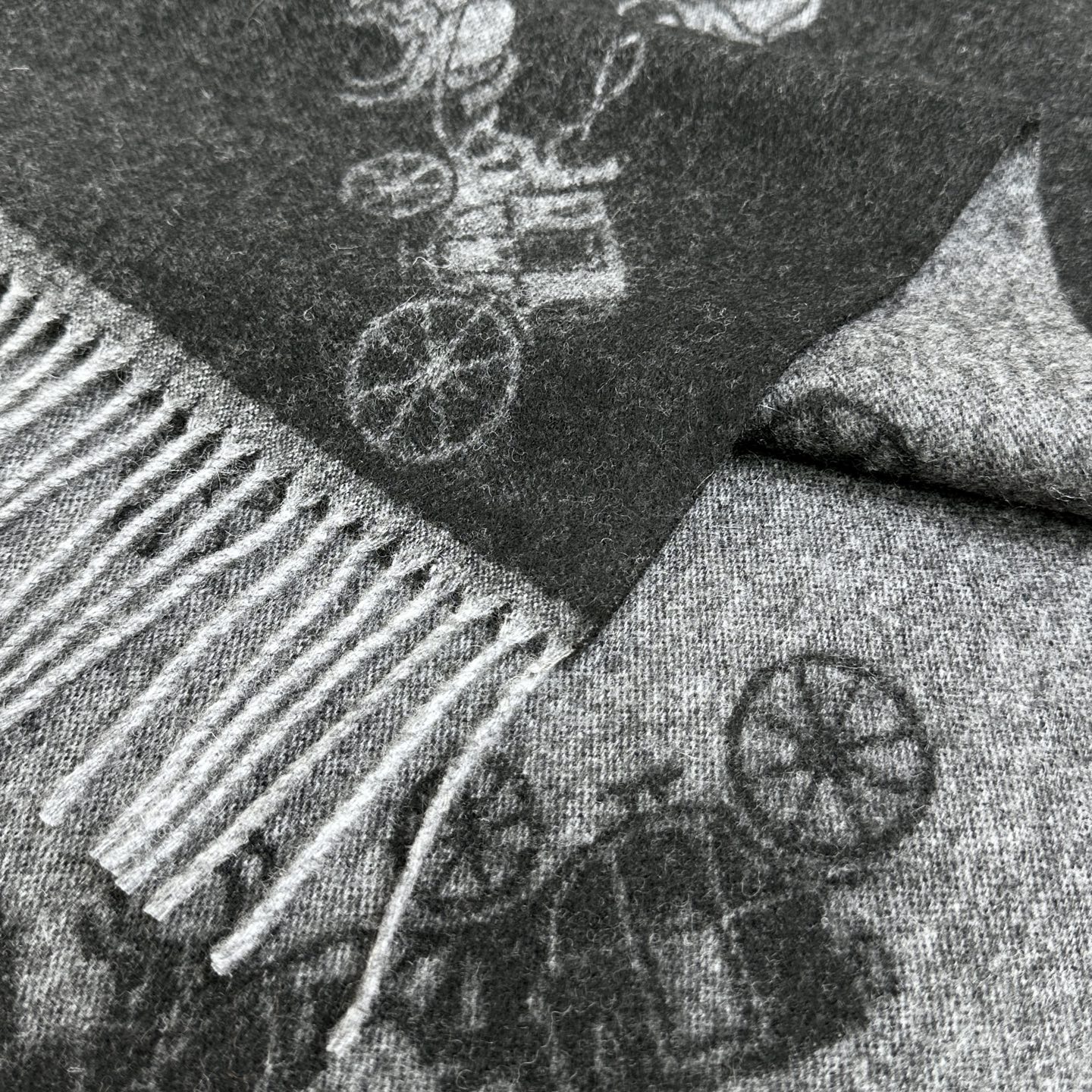 Coach经典C logo两色披肩也太好看了吧！不仅有颜值还有品质，97%羊毛+3%羊绒，手感超级软糯和