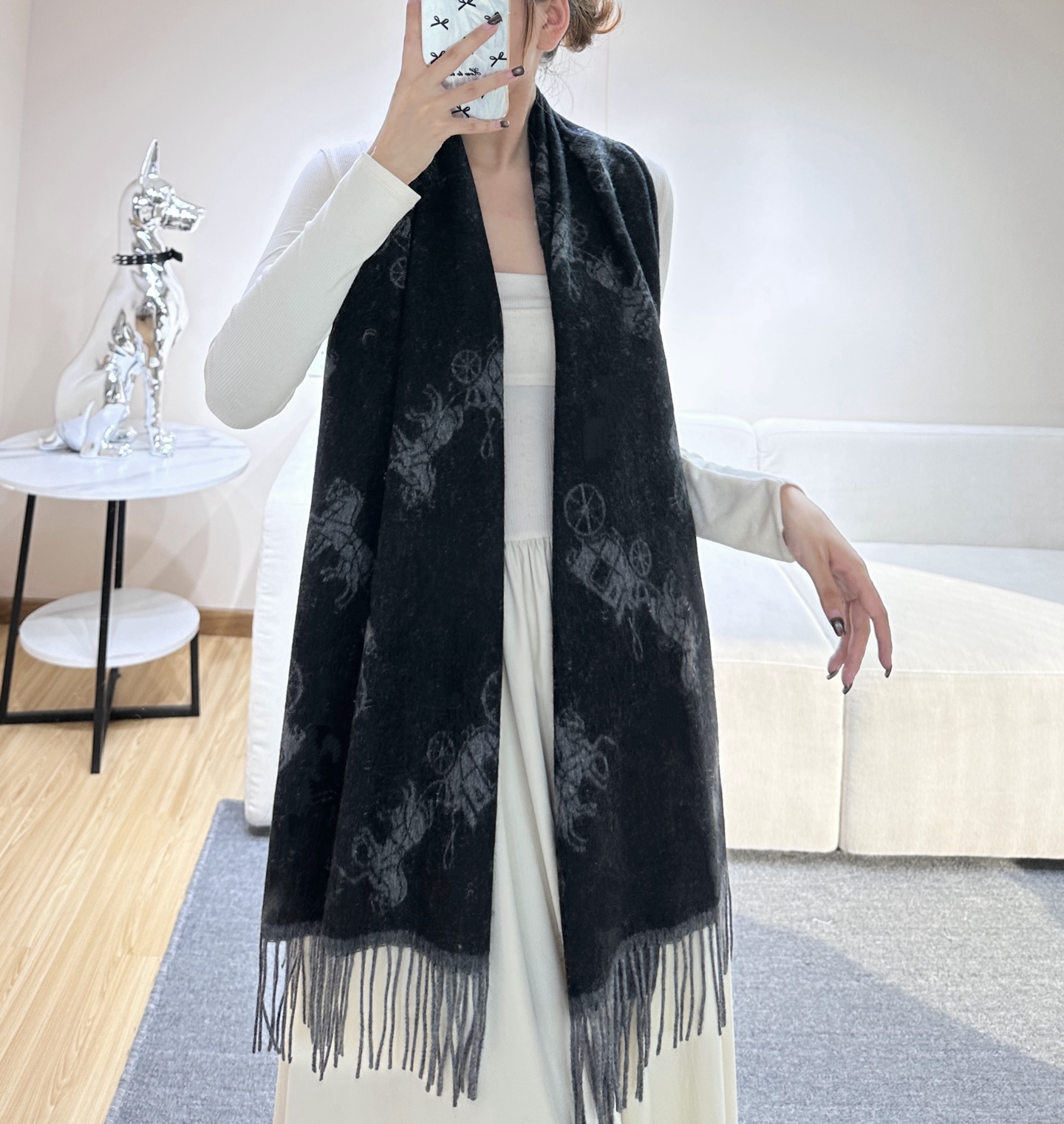 P140 Coach经典C logo两色披肩也太好看了吧!不仅有颜值还有品质,97%羊毛+3%羊绒,手感超级软糯和舒服,尺寸195×53cm,整体宽度还可以,算是个小披肩。正反面做的互补色,一面是深色logo搭配浅色底,另一面是相反色,秋冬围巾一定要冲这一条!