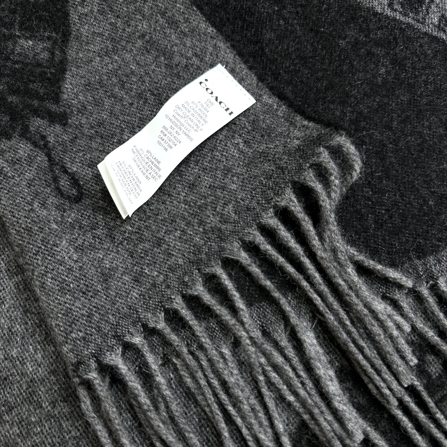 Coach经典C logo两色披肩也太好看了吧！不仅有颜值还有品质，97%羊毛+3%羊绒，手感超级软糯和