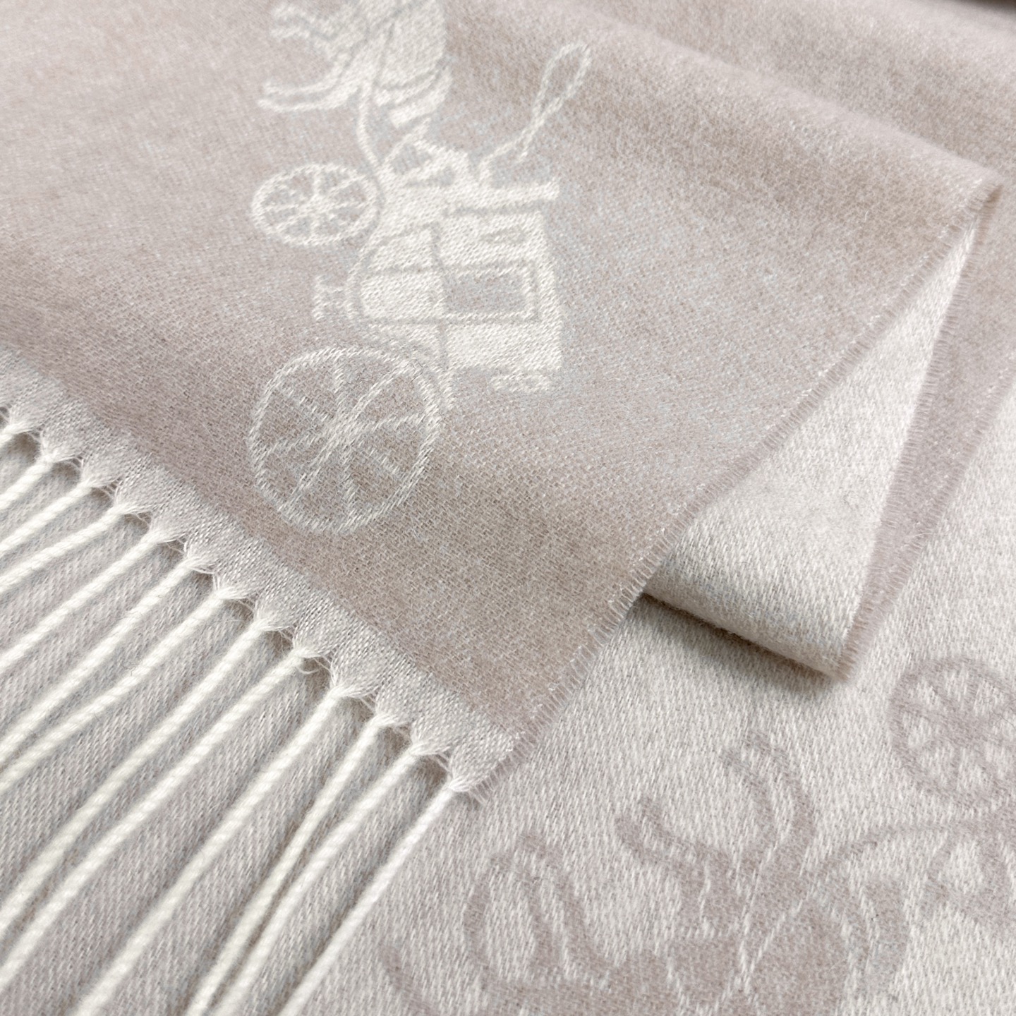 Coach经典C logo两色披肩也太好看了吧！不仅有颜值还有品质，97%羊毛+3%羊绒，手感超级软糯和