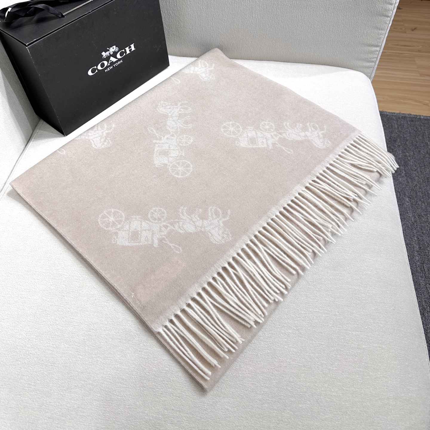 Coach经典C logo两色披肩也太好看了吧！不仅有颜值还有品质，97%羊毛+3%羊绒，手感超级软糯和