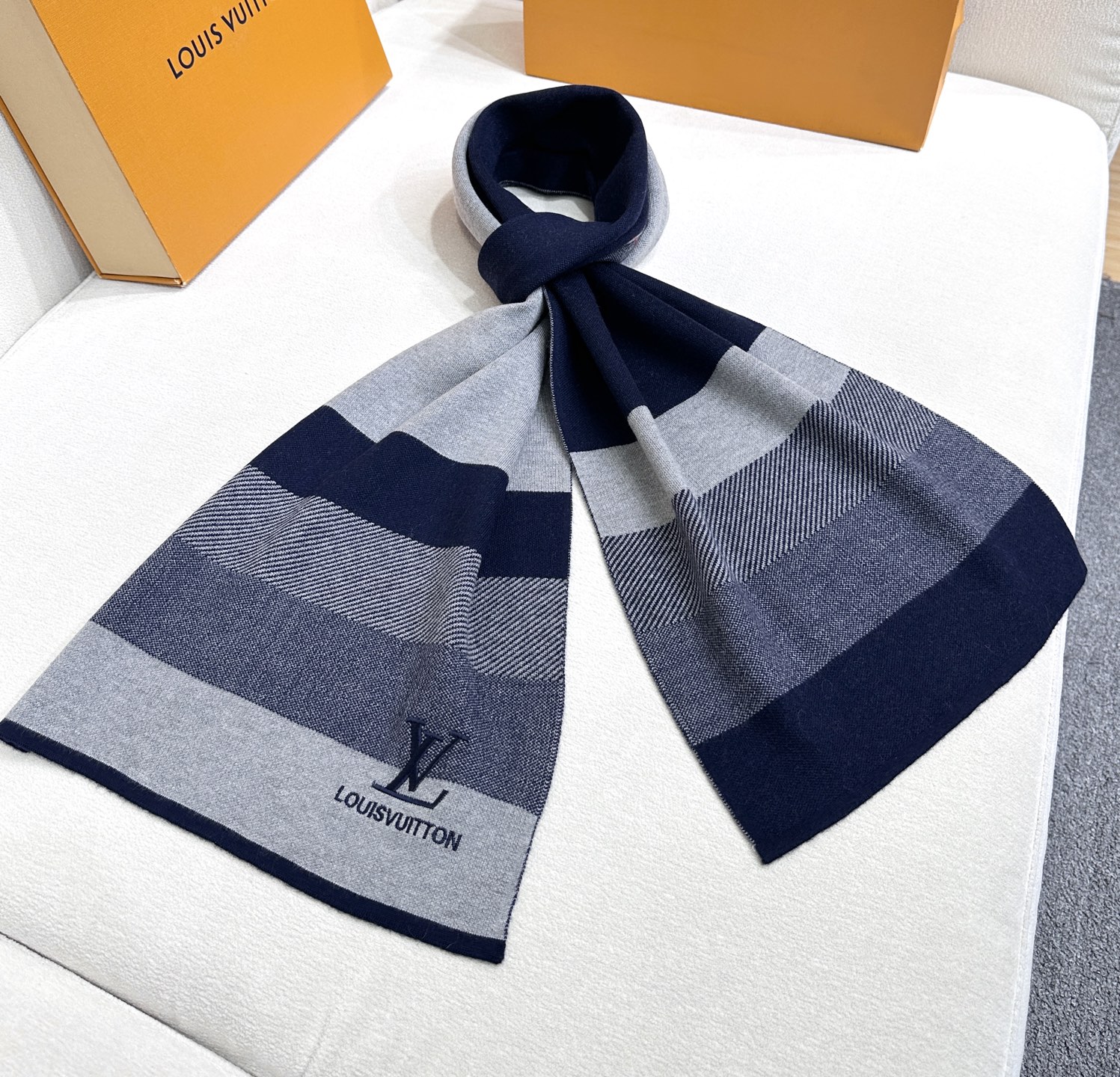 年Lv爆款到货！【针织条纹】🎀男女通用围巾 ，低调的配色更享得时尚高端，100%针织羊绒经典条纹编织👐围