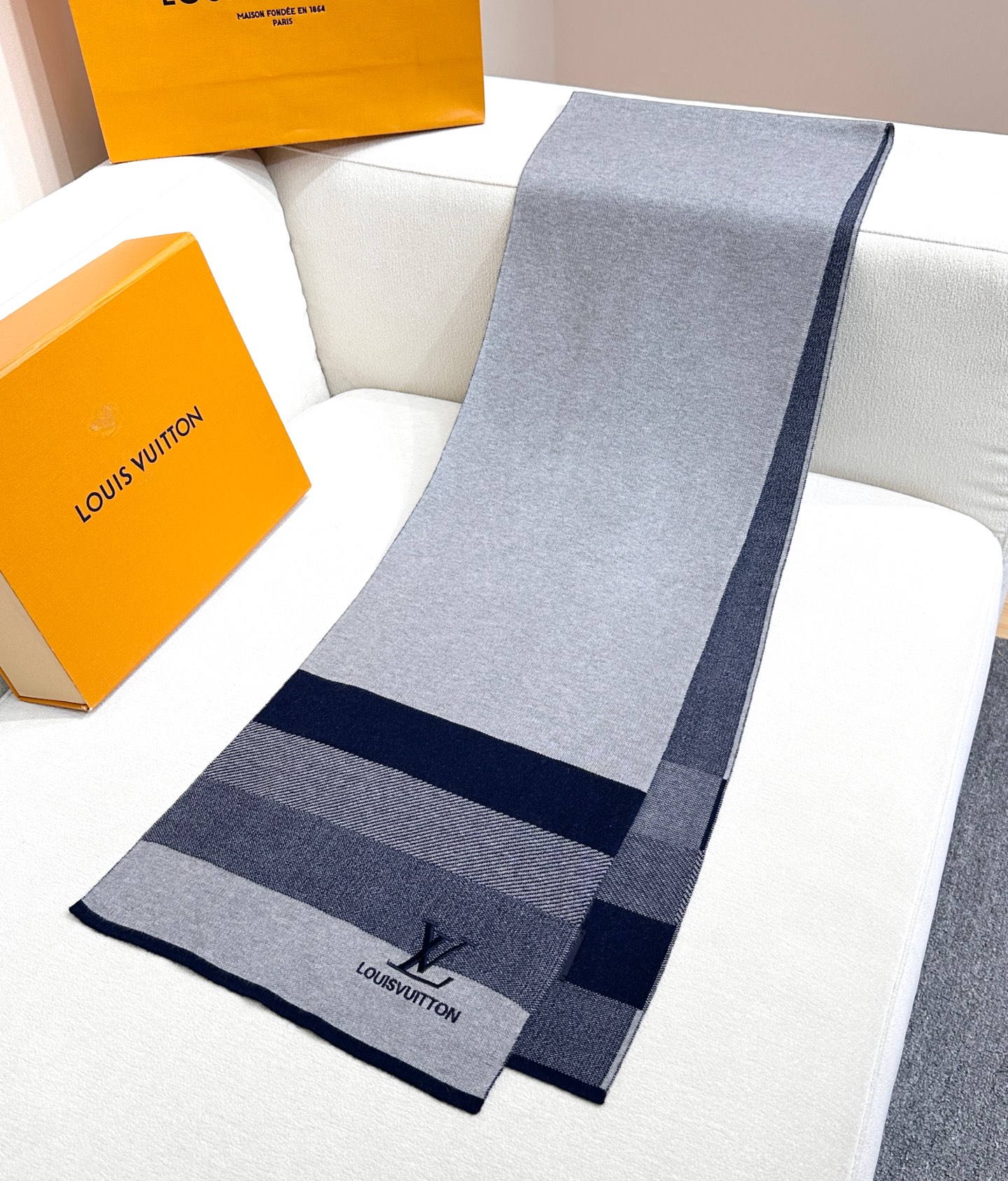 年Lv爆款到货！【针织条纹】🎀男女通用围巾 ，低调的配色更享得时尚高端，100%针织羊绒经典条纹编织👐围