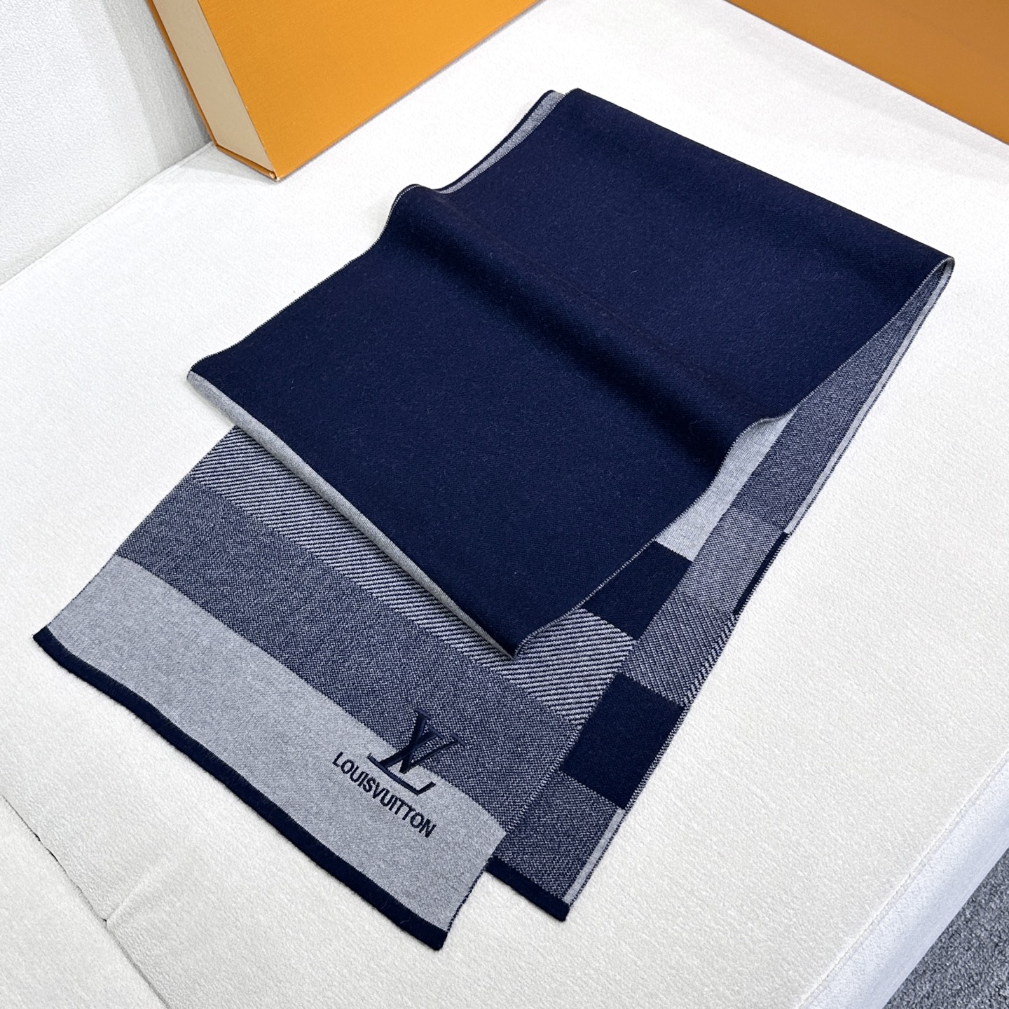 年Lv爆款到货！【针织条纹】🎀男女通用围巾 ，低调的配色更享得时尚高端，100%针织羊绒经典条纹编织👐围