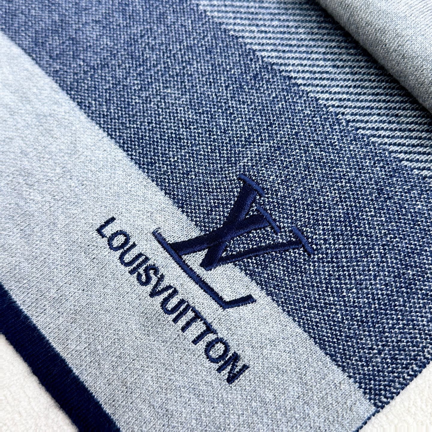 年Lv爆款到货！【针织条纹】🎀男女通用围巾 ，低调的配色更享得时尚高端，100%针织羊绒经典条纹编织👐围