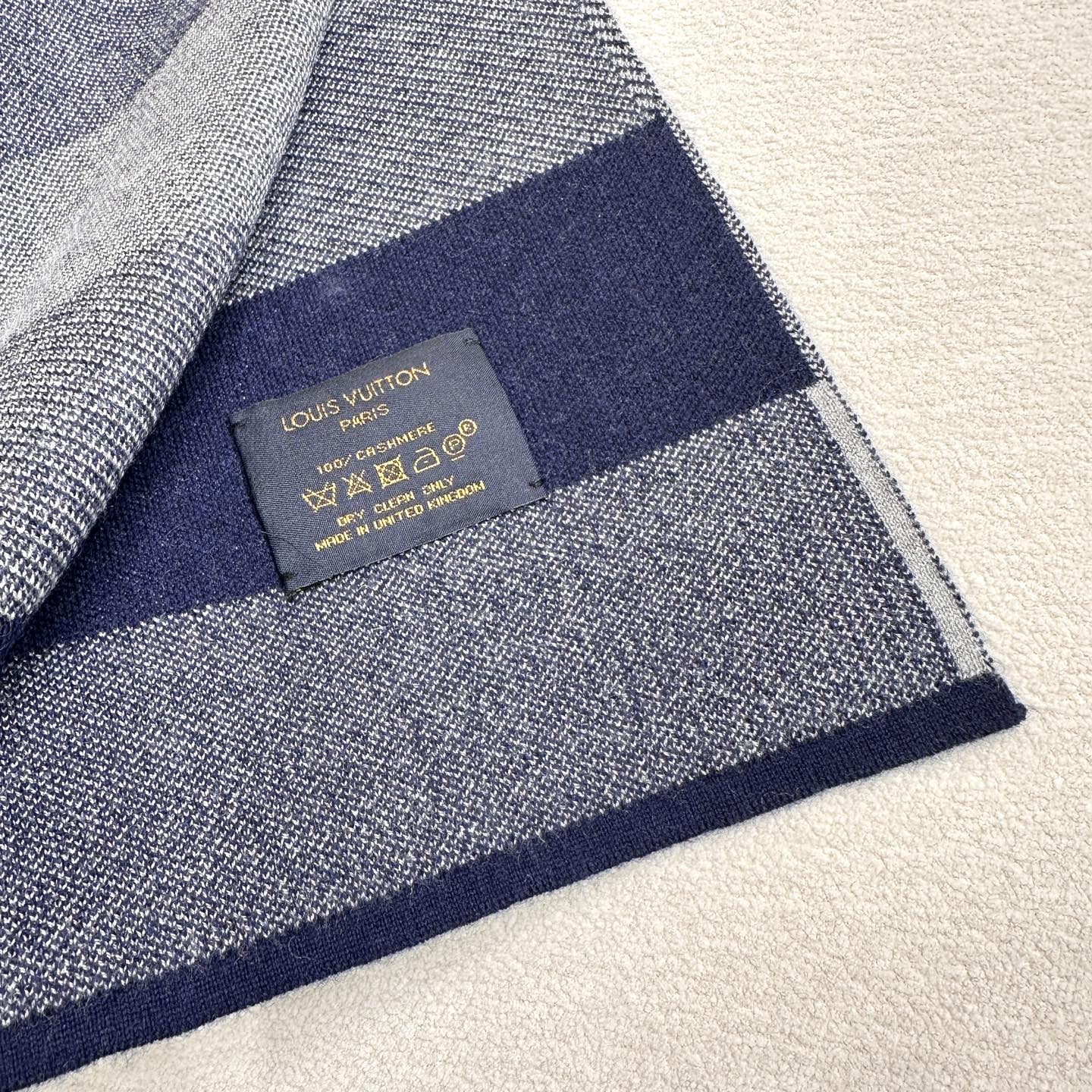 年Lv爆款到货！【针织条纹】🎀男女通用围巾 ，低调的配色更享得时尚高端，100%针织羊绒经典条纹编织👐围