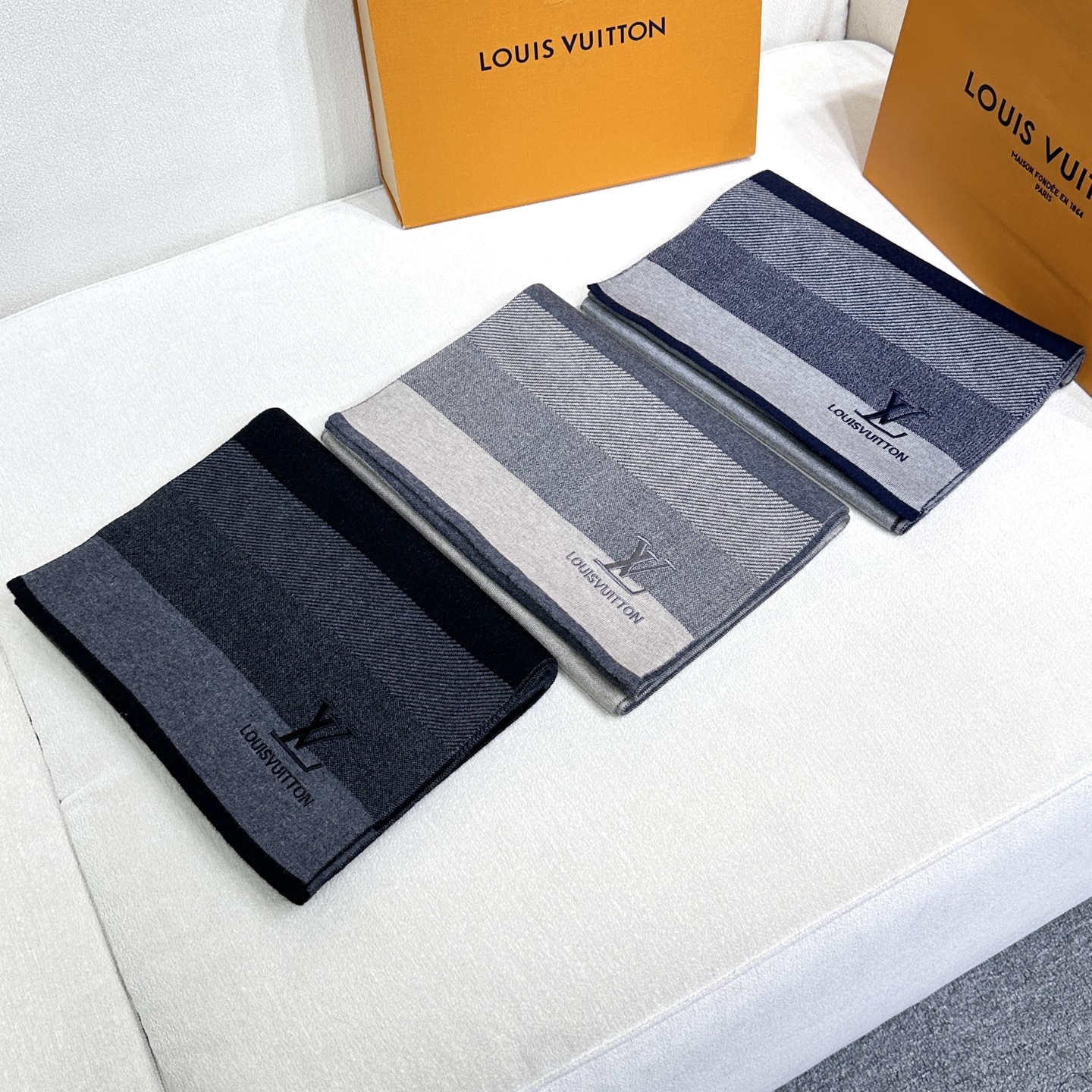 年Lv爆款到货！【针织条纹】🎀男女通用围巾 ，低调的配色更享得时尚高端，100%针织羊绒经典条纹编织👐围