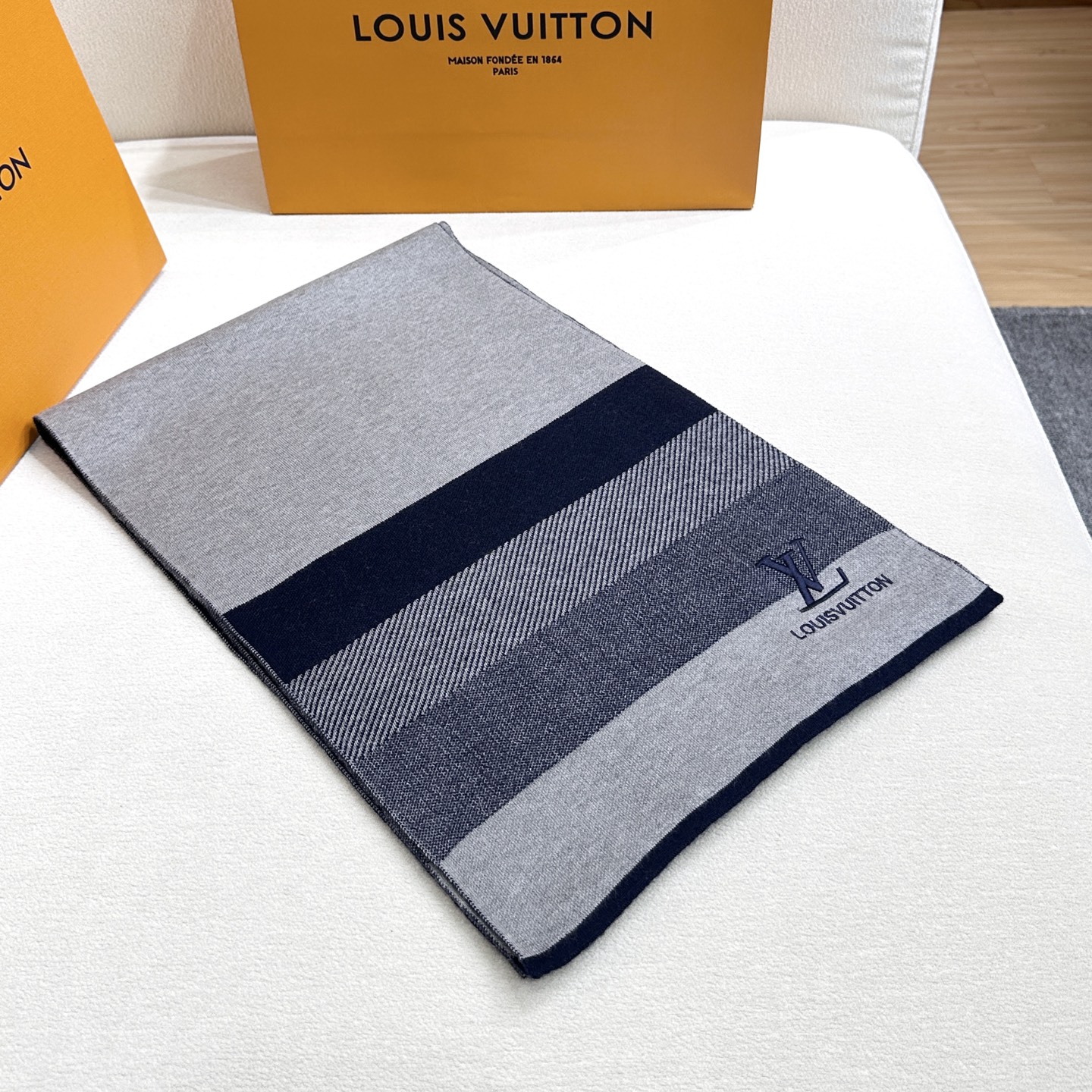 年Lv爆款到货！【针织条纹】🎀男女通用围巾 ，低调的配色更享得时尚高端，100%针织羊绒经典条纹编织👐围