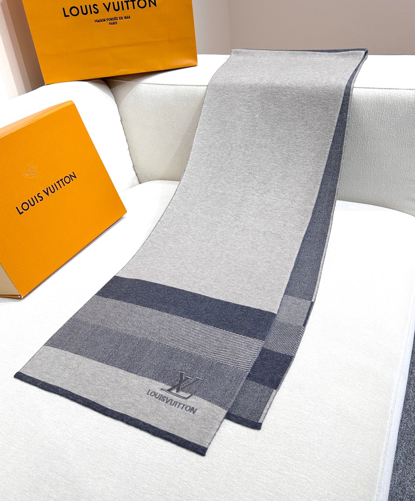 年Lv爆款到货！【针织条纹】🎀男女通用围巾 ，低调的配色更享得时尚高端，100%针织羊绒经典条纹编织👐围