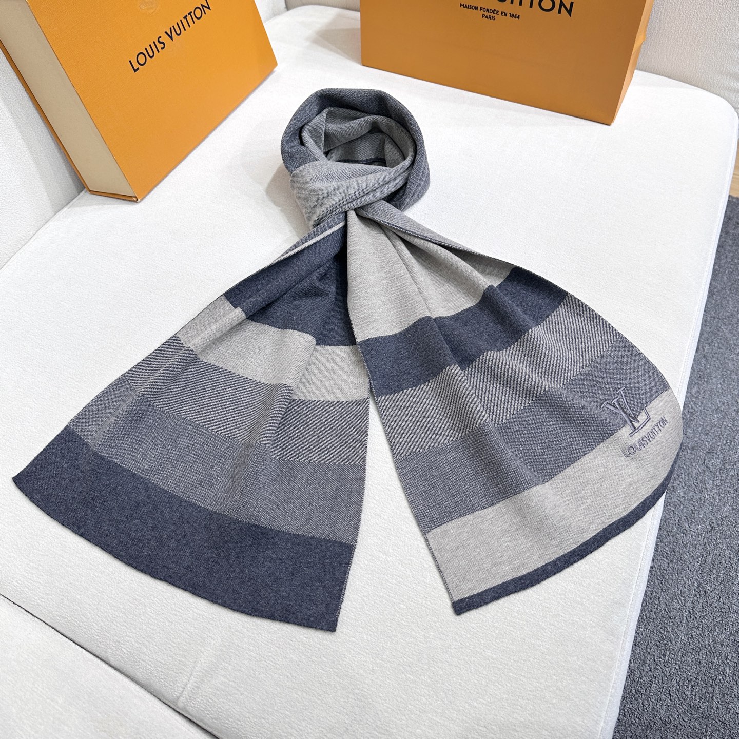 年Lv爆款到货！【针织条纹】🎀男女通用围巾 ，低调的配色更享得时尚高端，100%针织羊绒经典条纹编织👐围