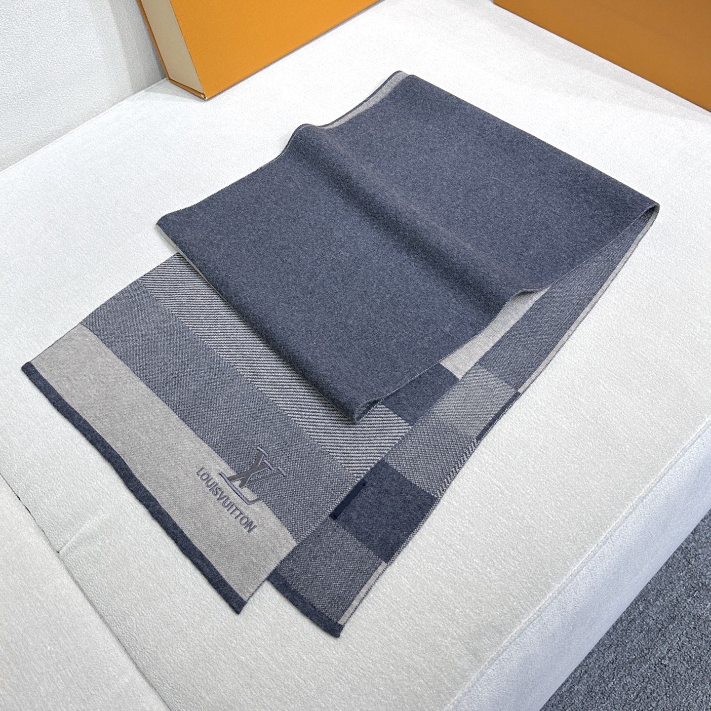 年Lv爆款到货！【针织条纹】🎀男女通用围巾 ，低调的配色更享得时尚高端，100%针织羊绒经典条纹编织👐围