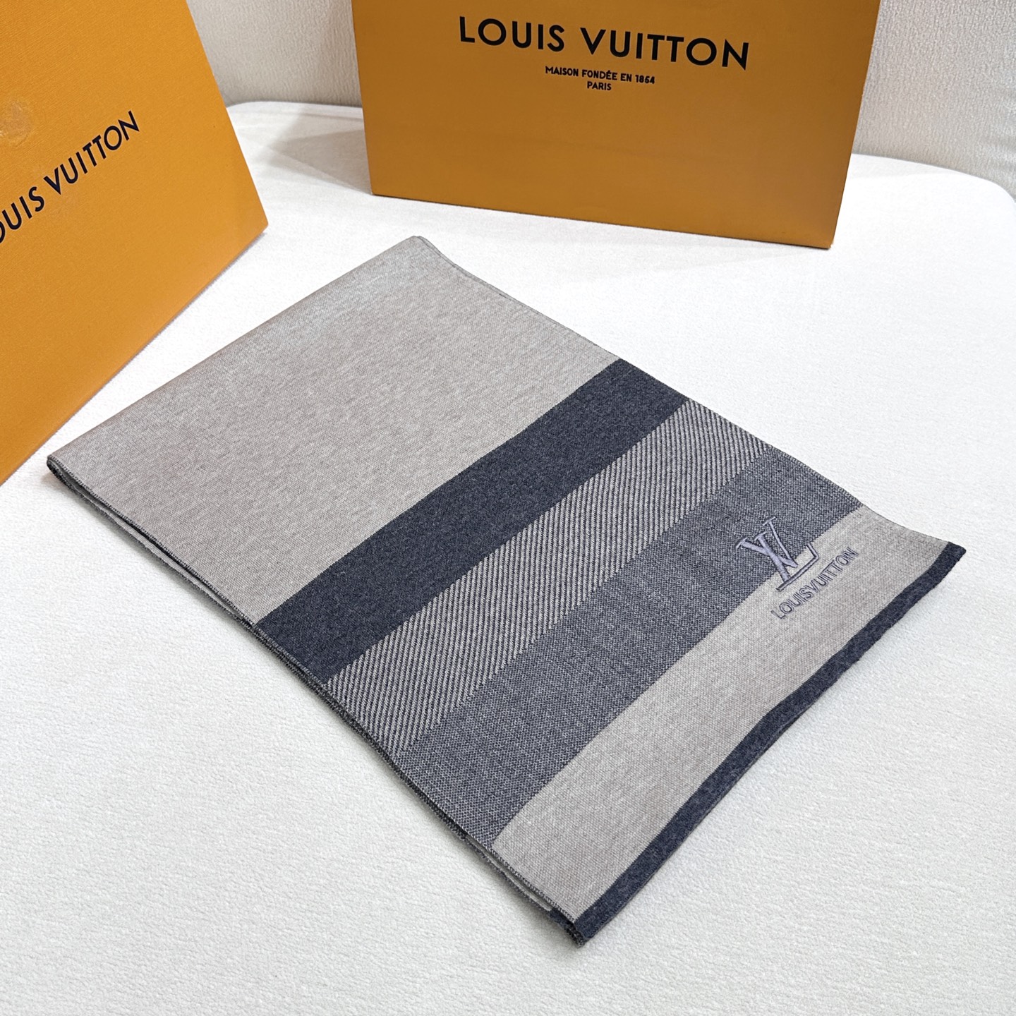 年Lv爆款到货！【针织条纹】🎀男女通用围巾 ，低调的配色更享得时尚高端，100%针织羊绒经典条纹编织👐围