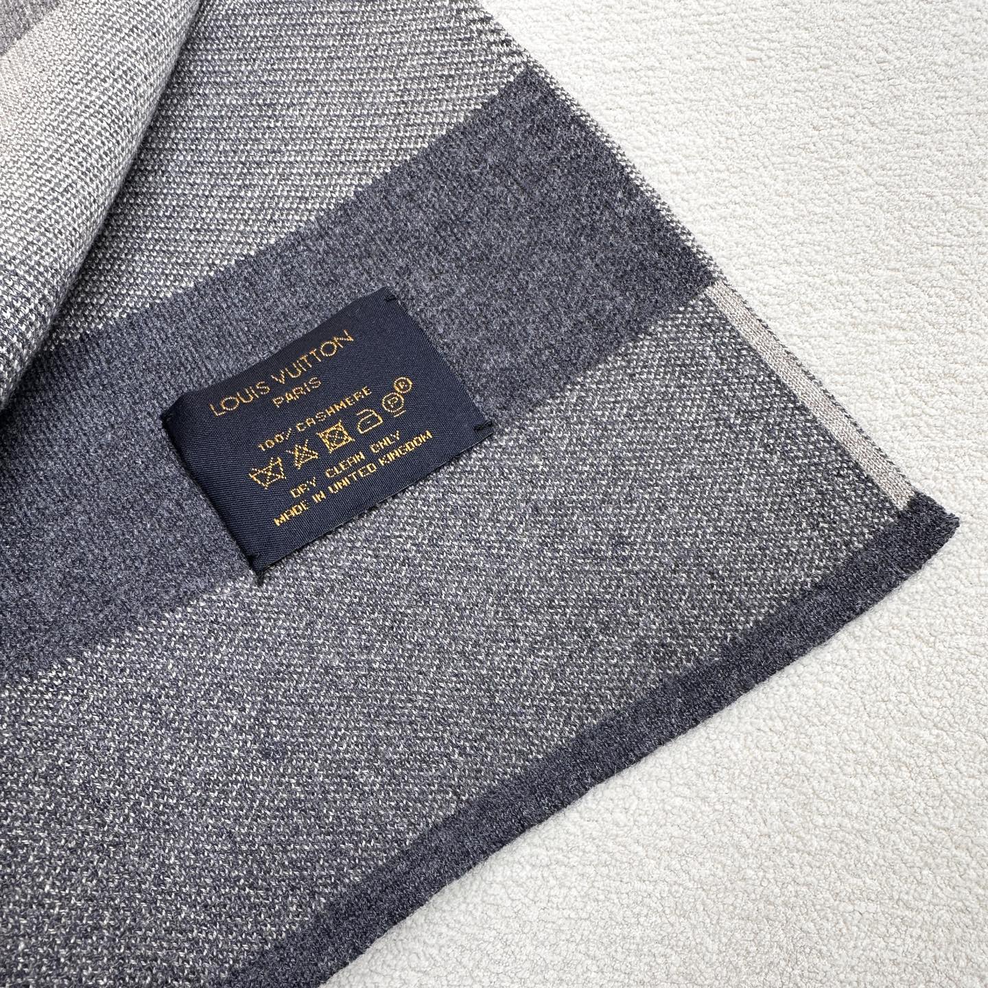 年Lv爆款到货！【针织条纹】🎀男女通用围巾 ，低调的配色更享得时尚高端，100%针织羊绒经典条纹编织👐围