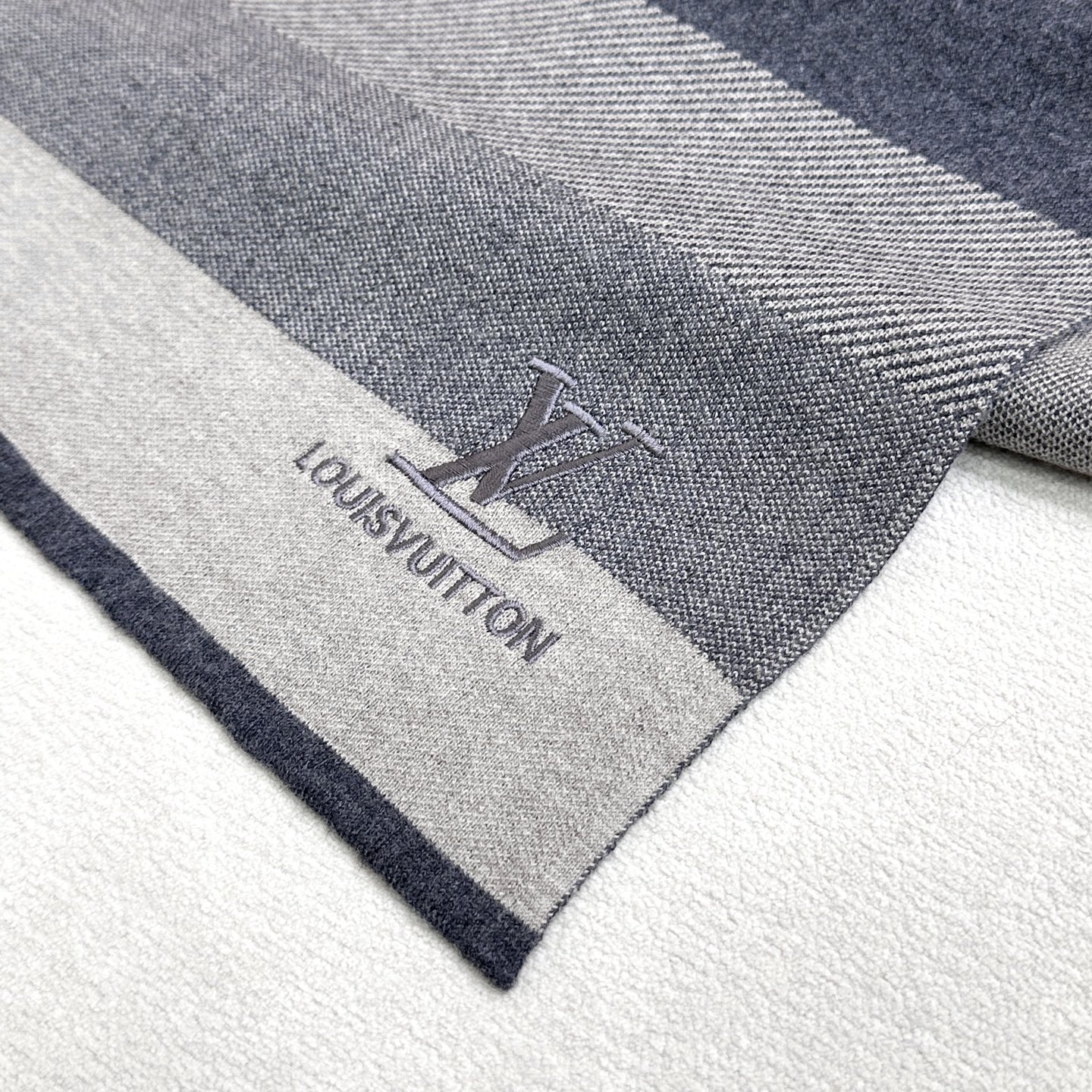 年Lv爆款到货！【针织条纹】🎀男女通用围巾 ，低调的配色更享得时尚高端，100%针织羊绒经典条纹编织👐围