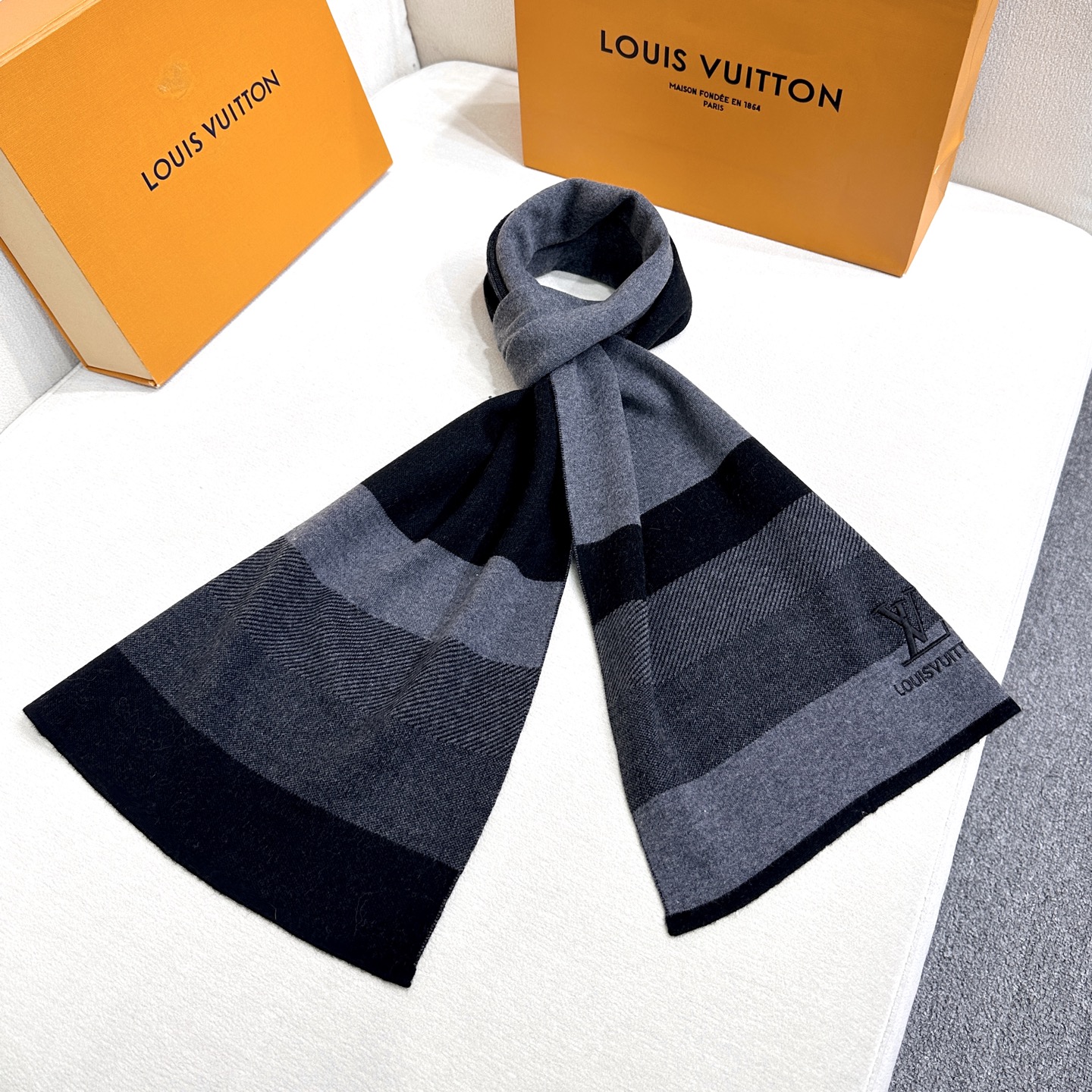 年Lv爆款到货！【针织条纹】🎀男女通用围巾 ，低调的配色更享得时尚高端，100%针织羊绒经典条纹编织👐围