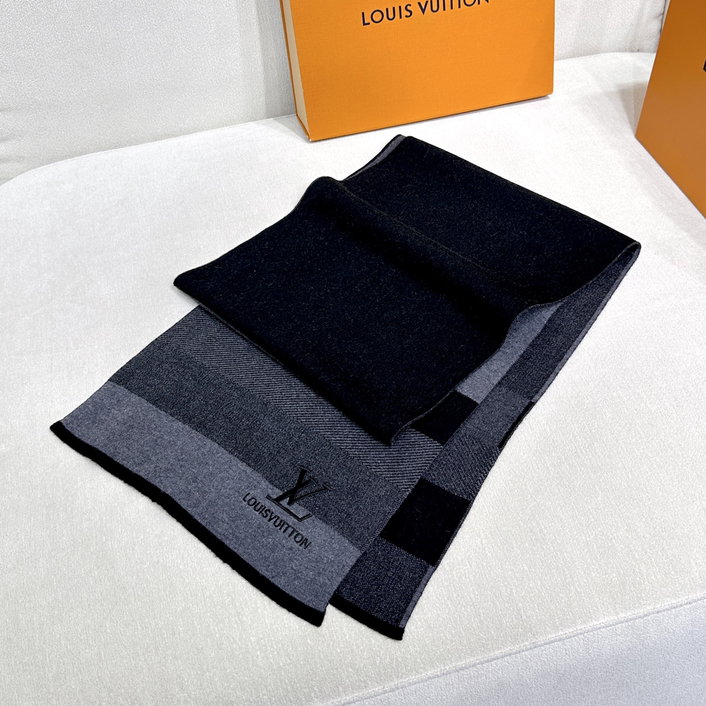 年Lv爆款到货！【针织条纹】🎀男女通用围巾 ，低调的配色更享得时尚高端，100%针织羊绒经典条纹编织👐围