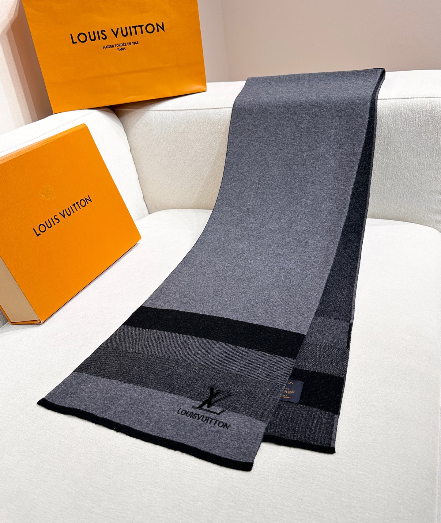 年Lv爆款到货！【针织条纹】🎀男女通用围巾 ，低调的配色更享得时尚高端，100%针织羊绒经典条纹编织👐围