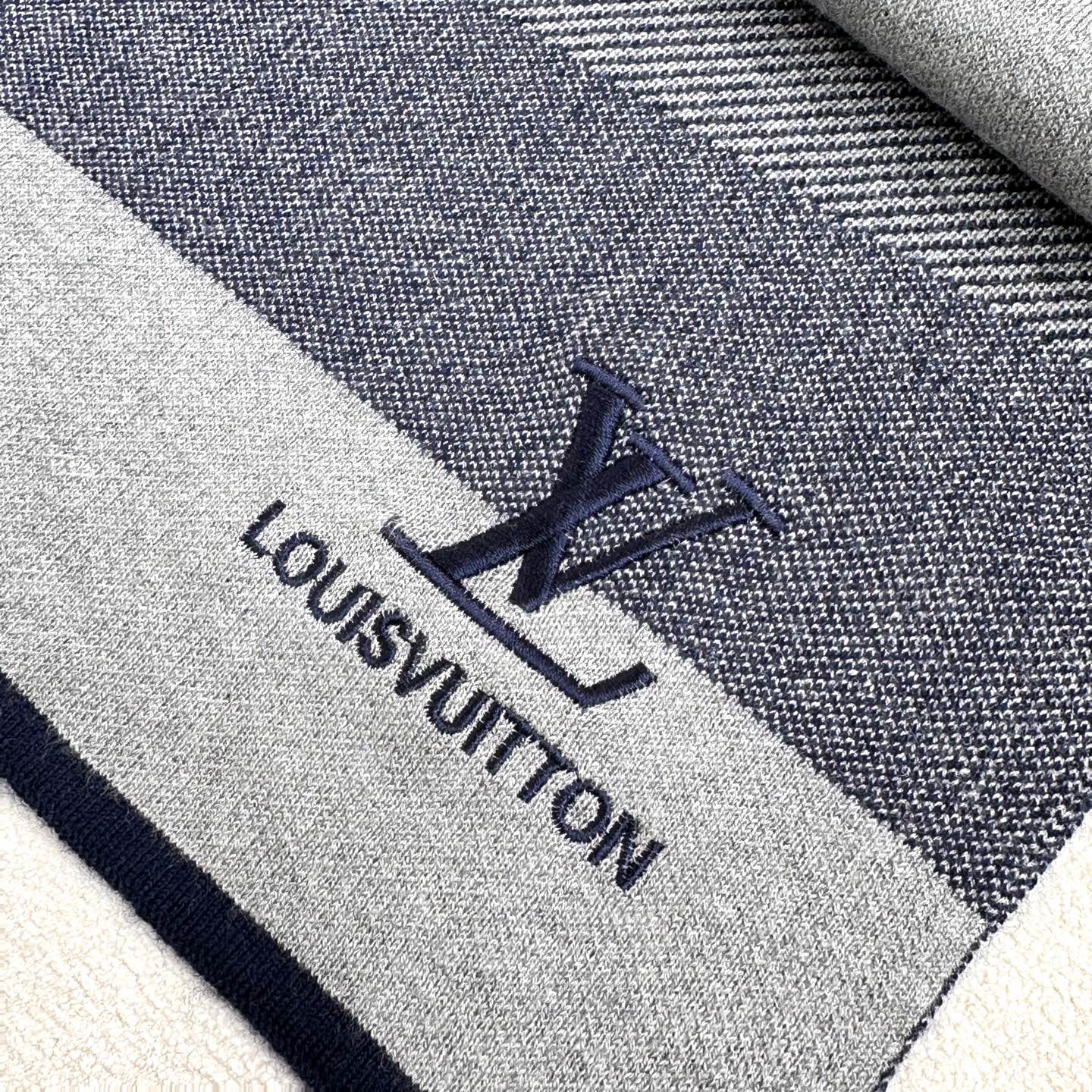 年Lv爆款到货！【针织条纹】🎀男女通用围巾 ，低调的配色更享得时尚高端，100%针织羊绒经典条纹编织👐围