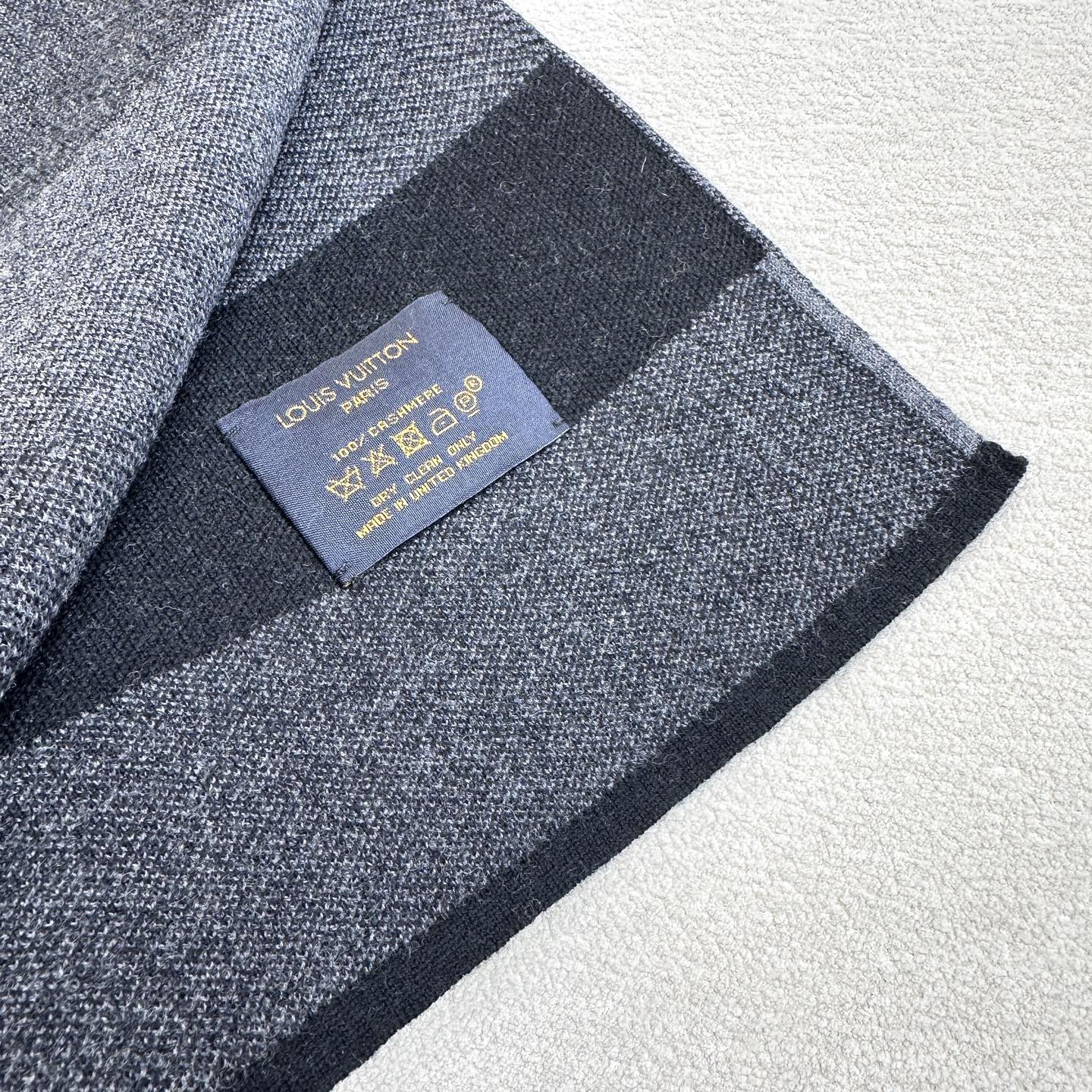 年Lv爆款到货！【针织条纹】🎀男女通用围巾 ，低调的配色更享得时尚高端，100%针织羊绒经典条纹编织👐围