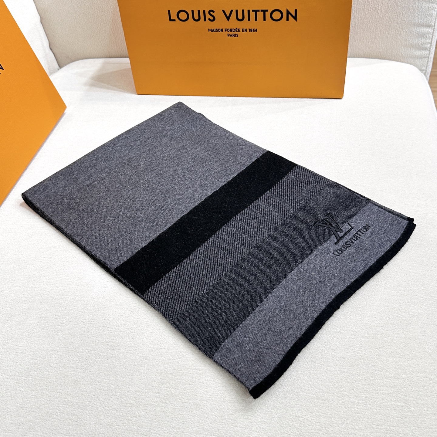 年Lv爆款到货！【针织条纹】🎀男女通用围巾 ，低调的配色更享得时尚高端，100%针织羊绒经典条纹编织👐围