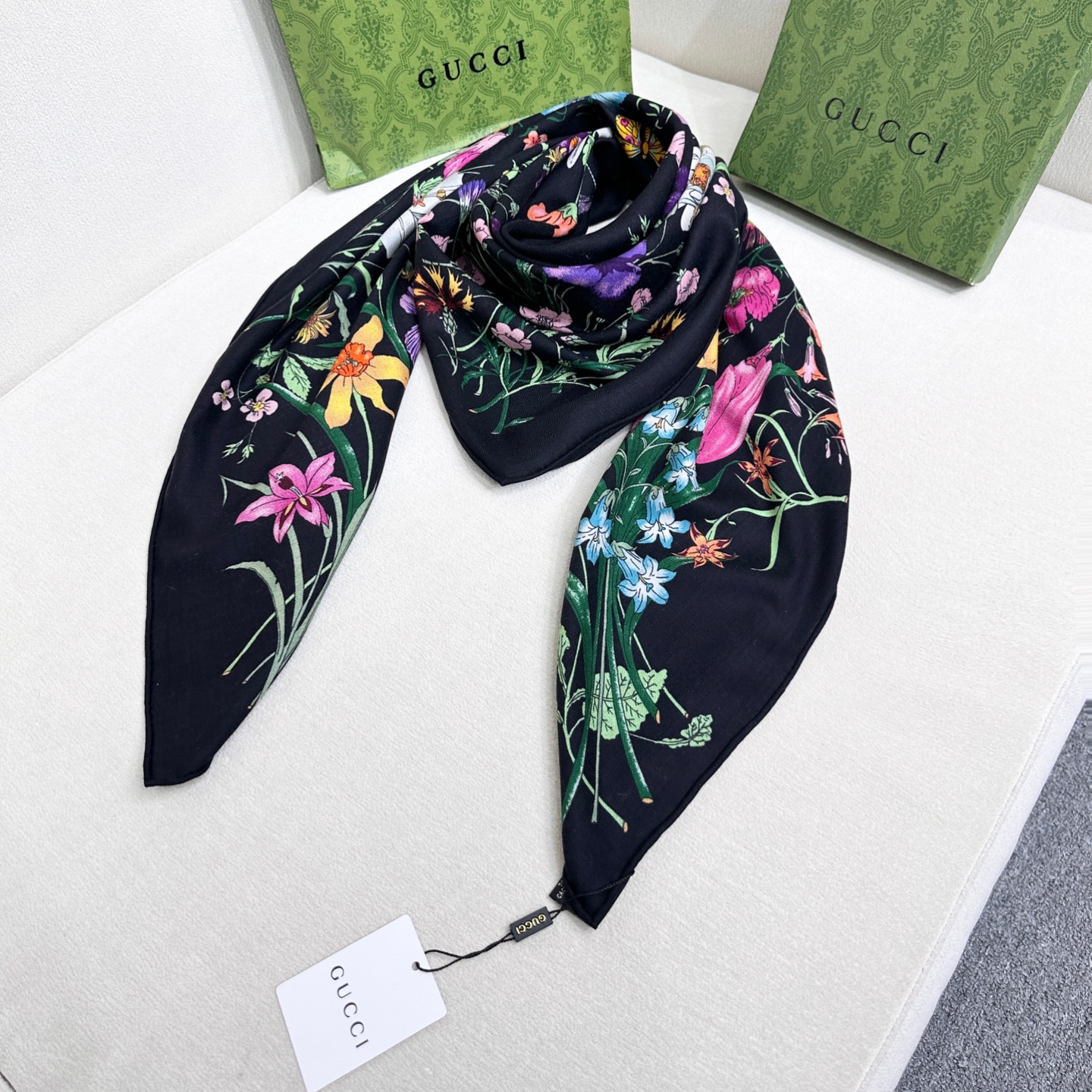 ❤️新Gucci双面同色花卉羊绒围巾~超级抬气色！高级女人味！】羊绒围巾也能这么美！！！Gucci这款双