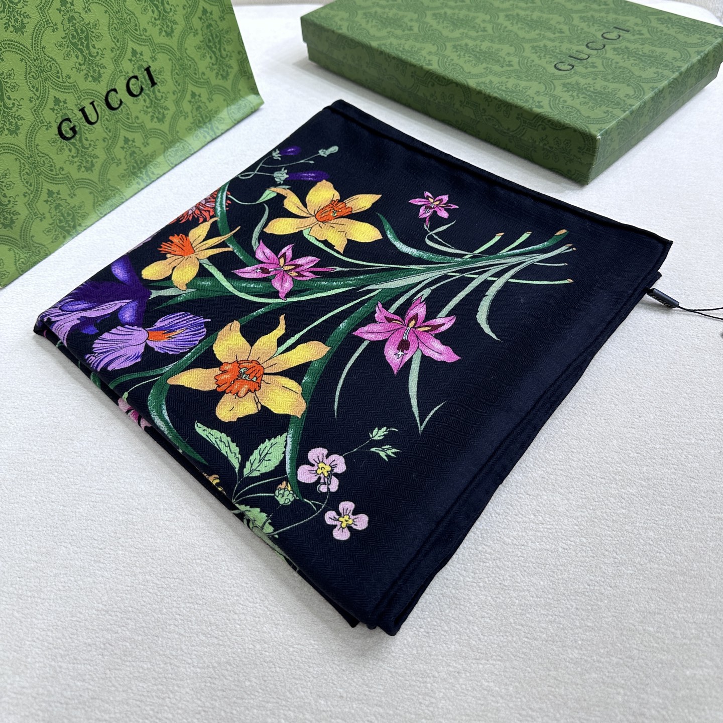 ❤️新Gucci双面同色花卉羊绒围巾~超级抬气色！高级女人味！】羊绒围巾也能这么美！！！Gucci这款双