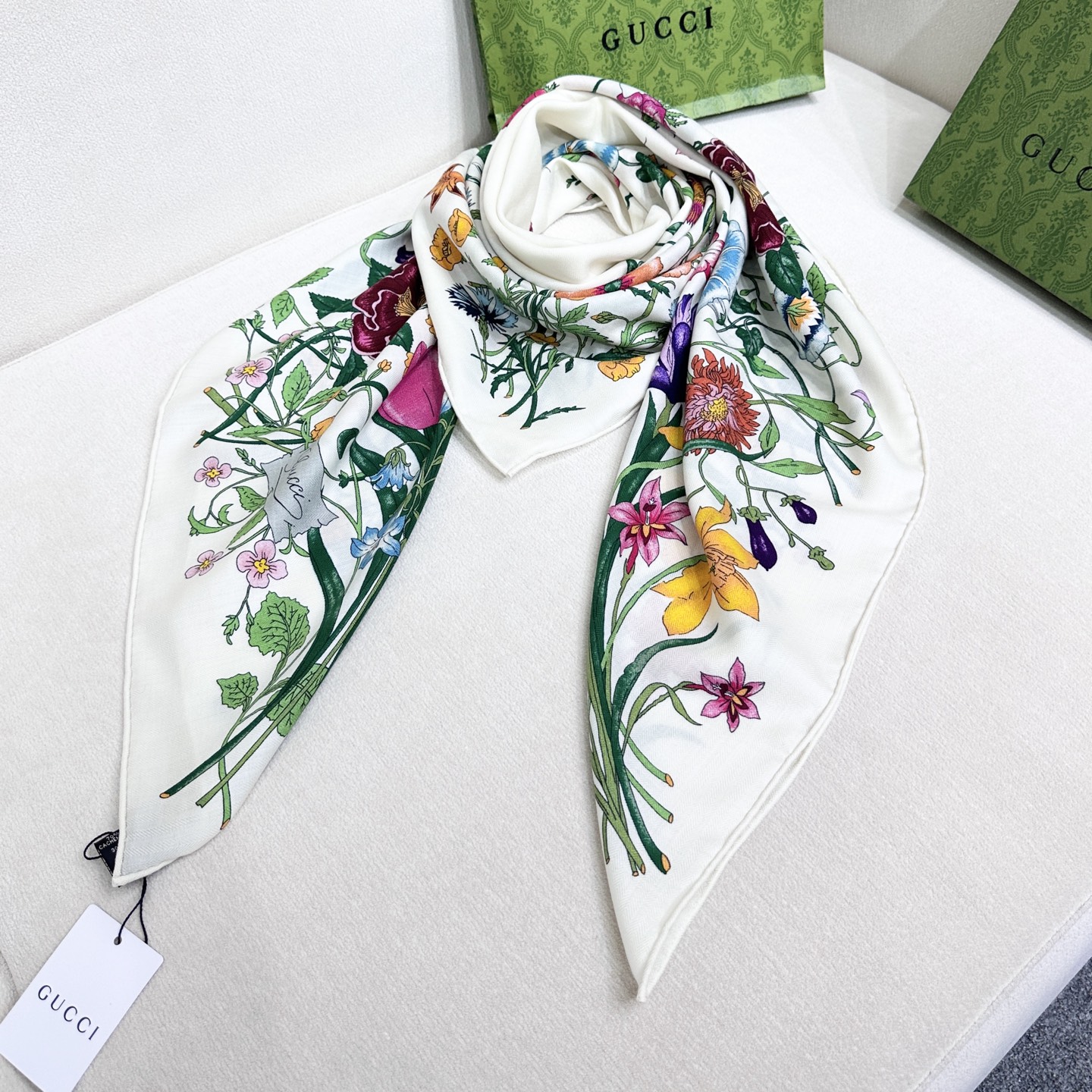 ❤️新Gucci双面同色花卉羊绒围巾~超级抬气色！高级女人味！】羊绒围巾也能这么美！！！Gucci这款双