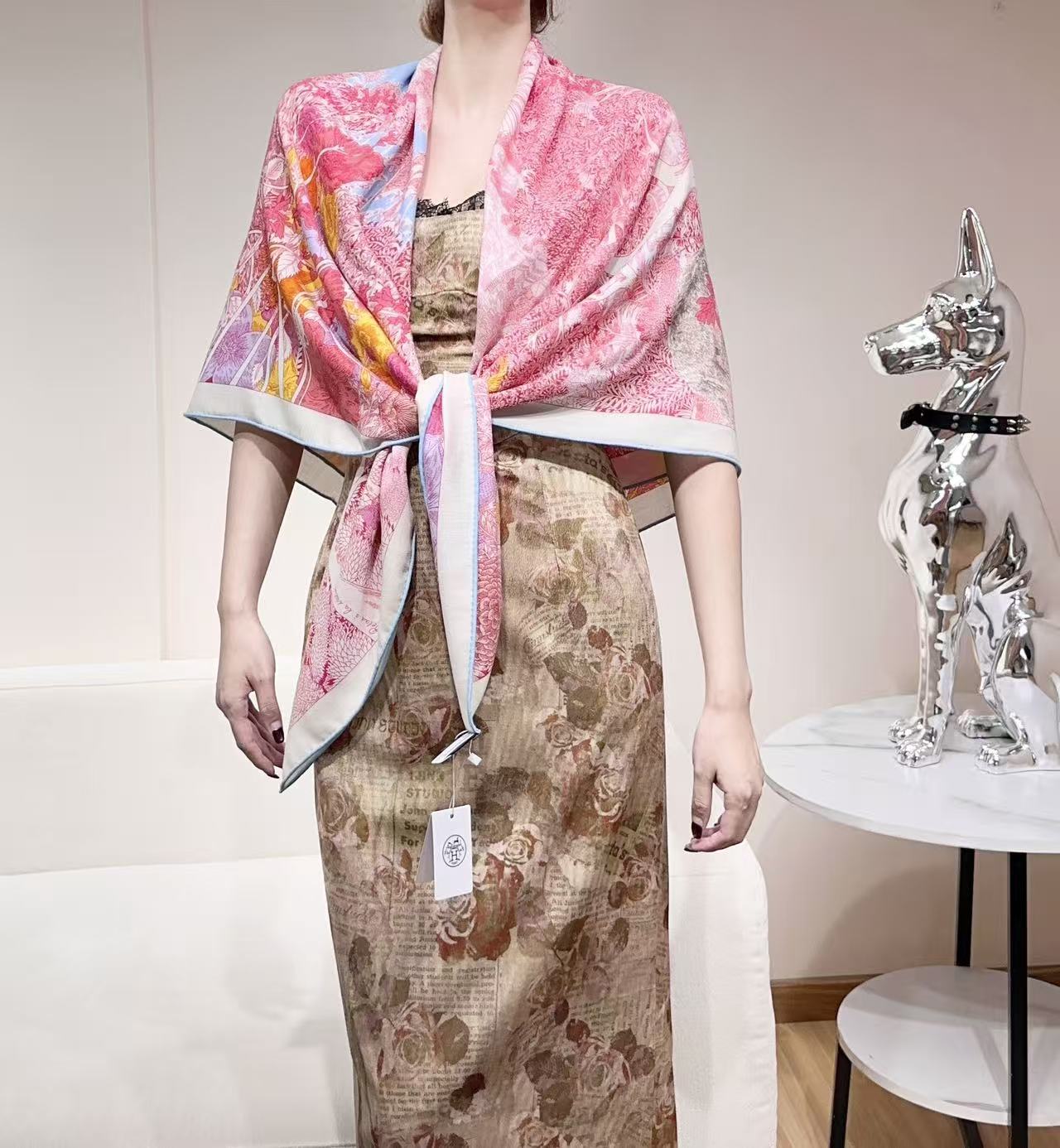 NO:729065,Counter synchronization in 2025, the latest Hermes [double-sided same color] [Hermès flagship 140] top-quality silk cashmere craftsmanship, great value, Hermès counter popular cashmere scarf, three-dimensional presentation of patterns and textures, extremely high-grade, special craftsmanship, high-end research and development, stunning launch, special cutting-edge craftsmanship, loved by Bai Fumei, whether it is quality, style or price, it will make them scream for big brands. Super high cost performance  It is definitely worth buying 70 cashmere silk, size 135cm*135cm high version scarf, high version scarf, hermes, hermes, real silk198609092025年专柜同步 最新款Hermes【双面同色】【爱马仕旗舰 140】顶级丝羊绒工艺超值爱马仕专柜爆款羊绒方巾立体呈现图案纹路实物档次极高特殊工艺高端研发惊艳问世特殊尖端工艺处理受到白富美的喜欢 无论是品质 款式 价格都令大牌控的她们尖叫 超高性价比 绝对值得入手70山羊绒真丝,尺寸135cm*135cm高版本围巾,高版本围巾,hermes,hermes,real silk,scarf