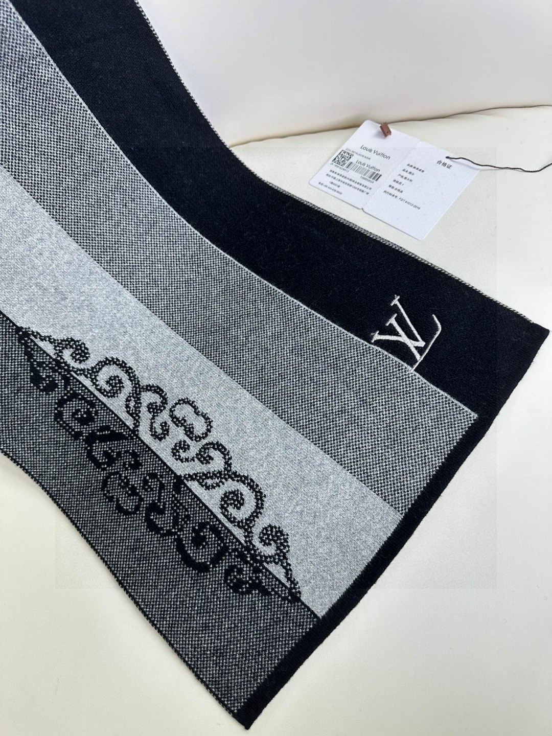 新款到！🌾Lv爆款上新 高端男士围巾👍【经典格纹提花】独家牛货🐂 具有超高羊绒品质才会被此品牌青睐‼️这